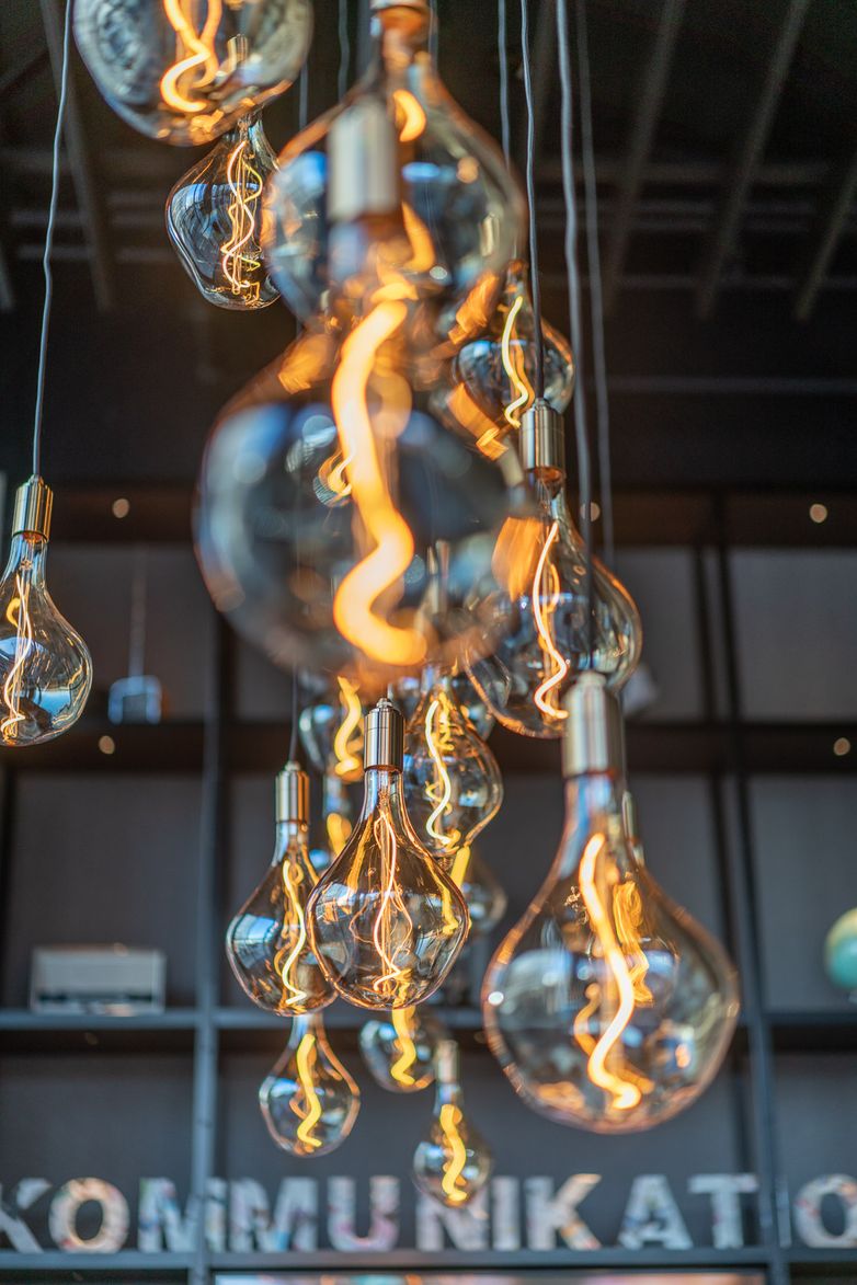 Designhotel Berlin Spittelmarkt Motel One Nahaufnahme Glühbirnen, die von der Decke hängen