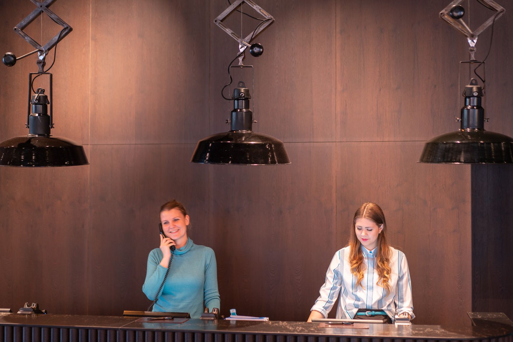 Designhotel Berlin Spittelmarkt Motel One Rezeption mit zwei Mitarbeiterinnen