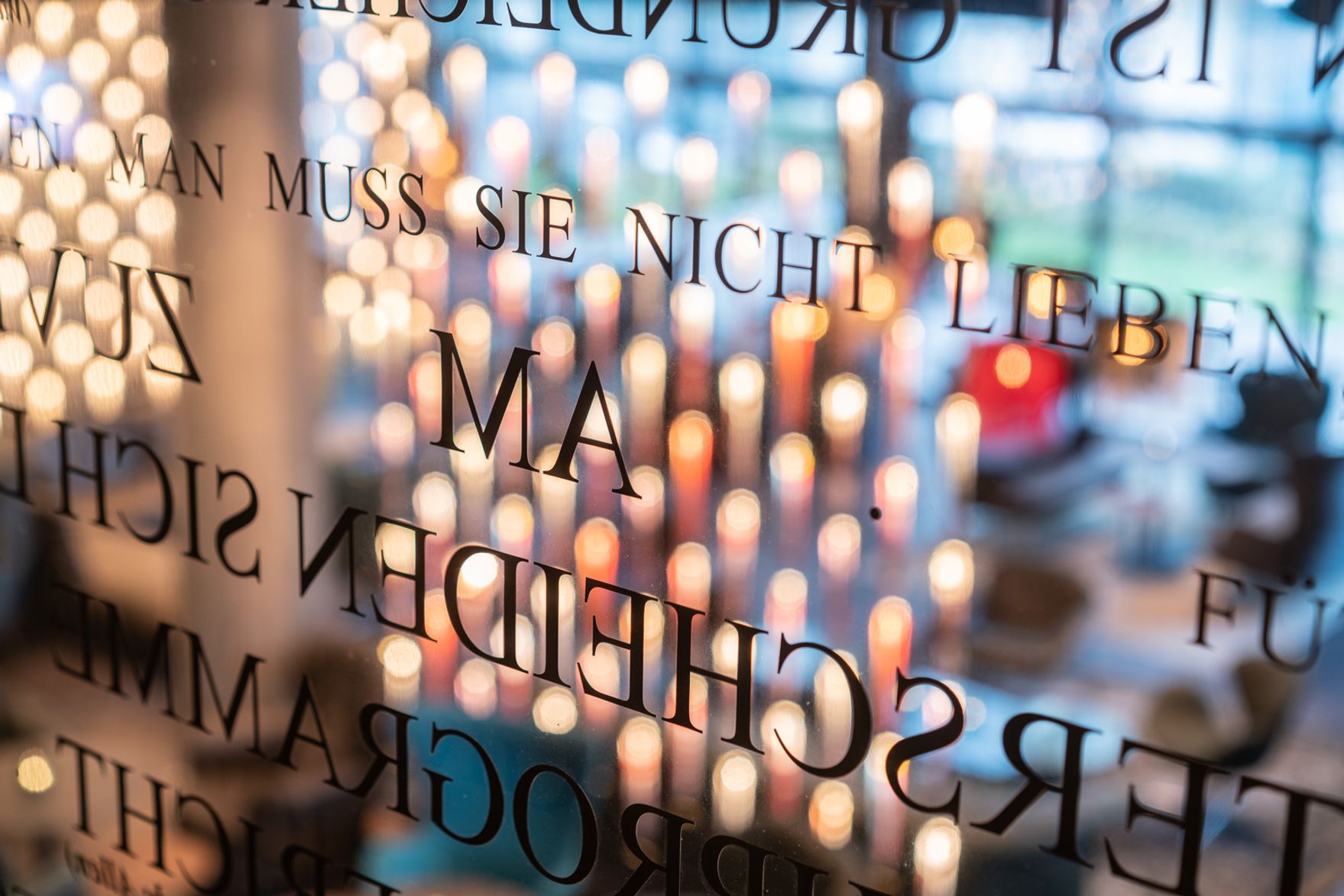 Designhotel Berlin Spittelmarkt Motel One Nahaufnahme beschriftete Scheibe
