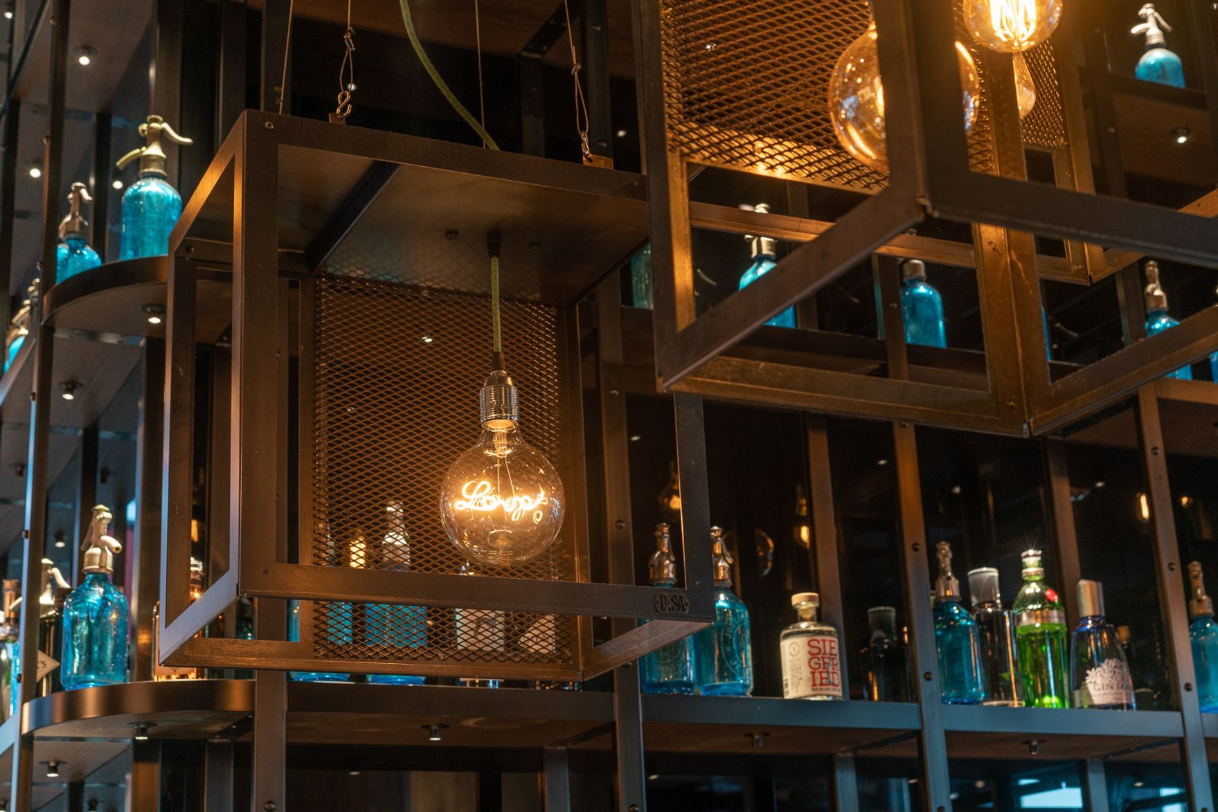 Designhotel Berlin Spittelmarkt Motel One Bar mit Blick auf offenes und großes Regal mit mehreren Spirituosen