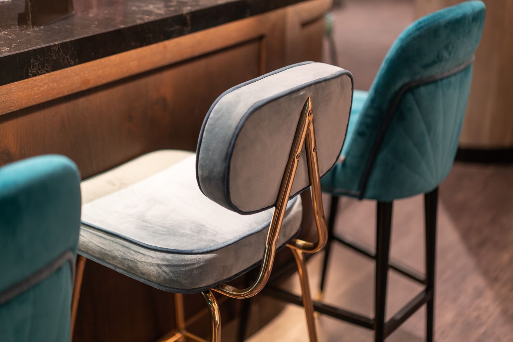 Designhotel Berlin Spittelmarkt Motel One Nahaufnahme auf drei Barhocker an dem Tresen einer Bar
