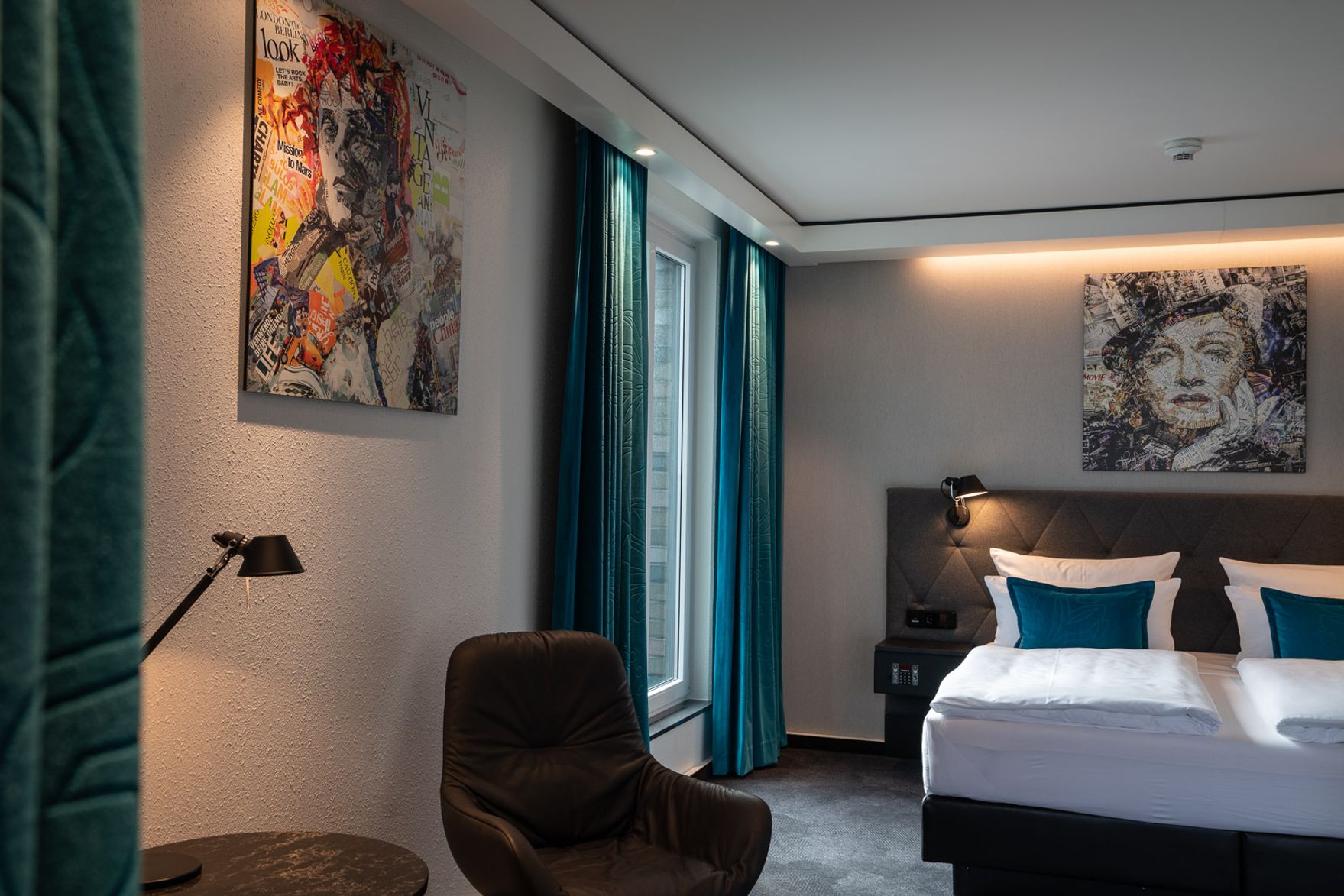 Hotel Berlin Spittelmarkt Motel One großes Zimmer mit Doppelbett, Sessel und Beistelltisch 