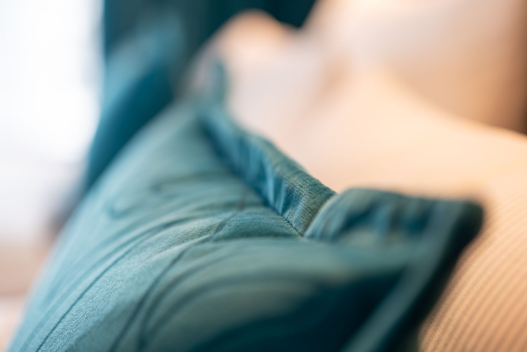 Hotel Berlin Spittelmarkt Motel One Nahaufnahme auf ein Zierkissen in türkis auf einem Doppelbett