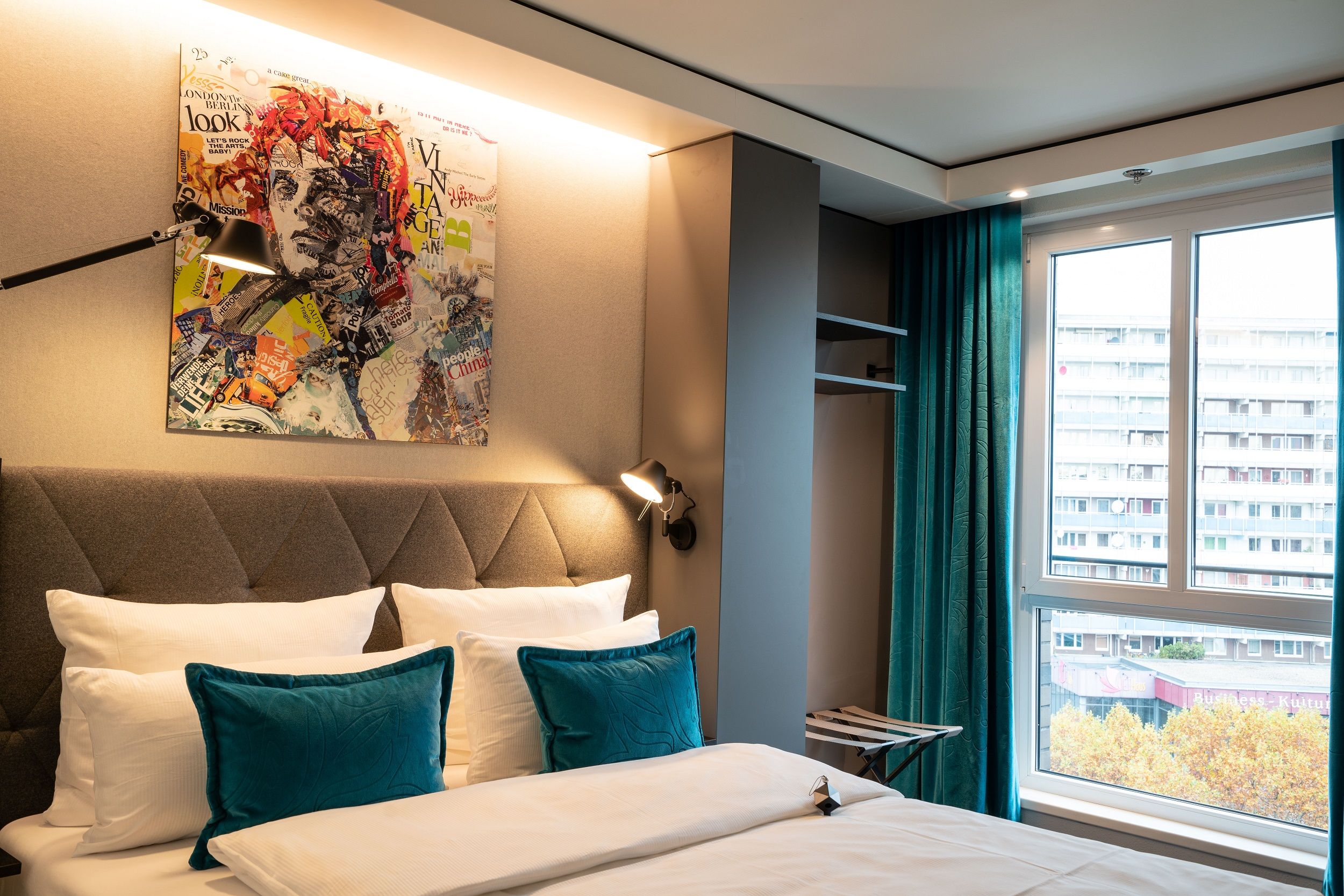 Designhotel Berlin Spittelmarkt Motel One helles Zimmer mit komfortablem Doppelbett sowie bodentiefem Fenster
