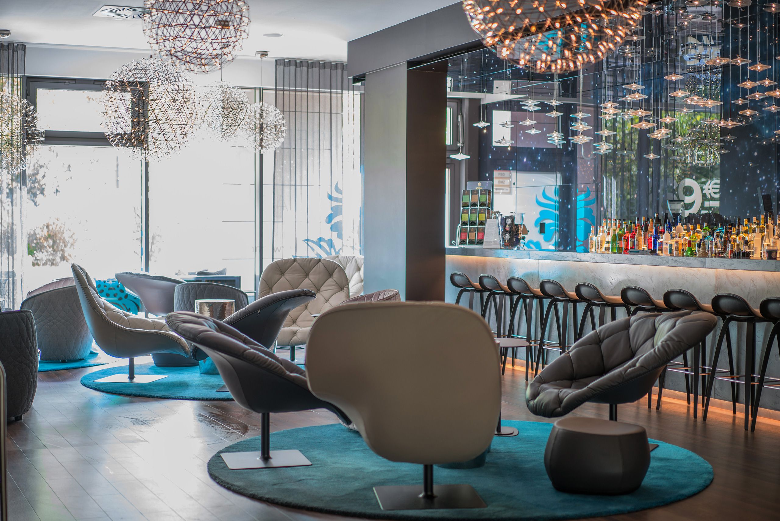Hotel Berlin Tiergarten Motel One Lounge mit Sitzgelegenheiten und große Bar sowie bodentiefe Fenster
