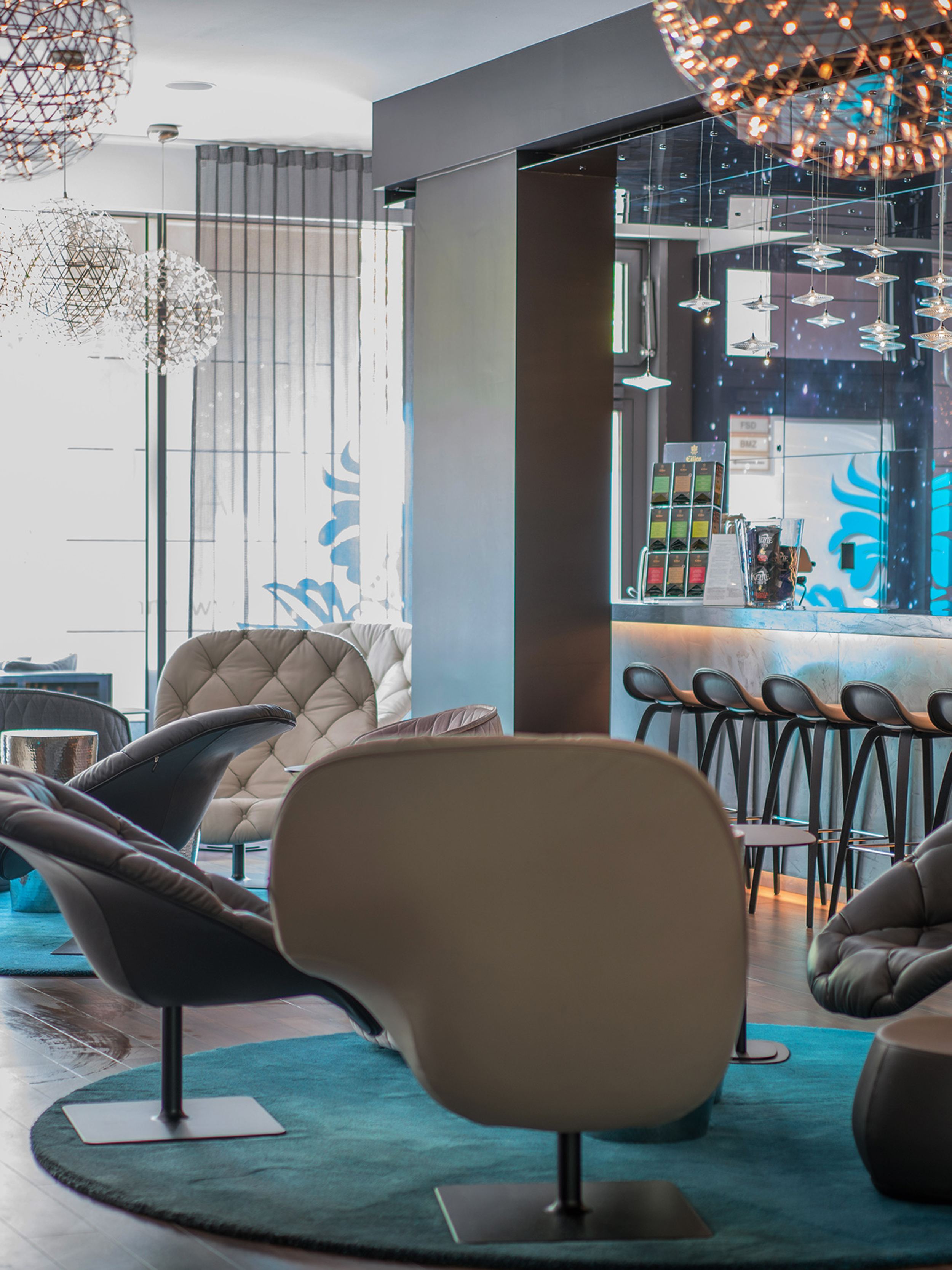 hotel Berlin Tiergarten Motel One lounge with seating and large bar, as well as floor-to-ceiling windows