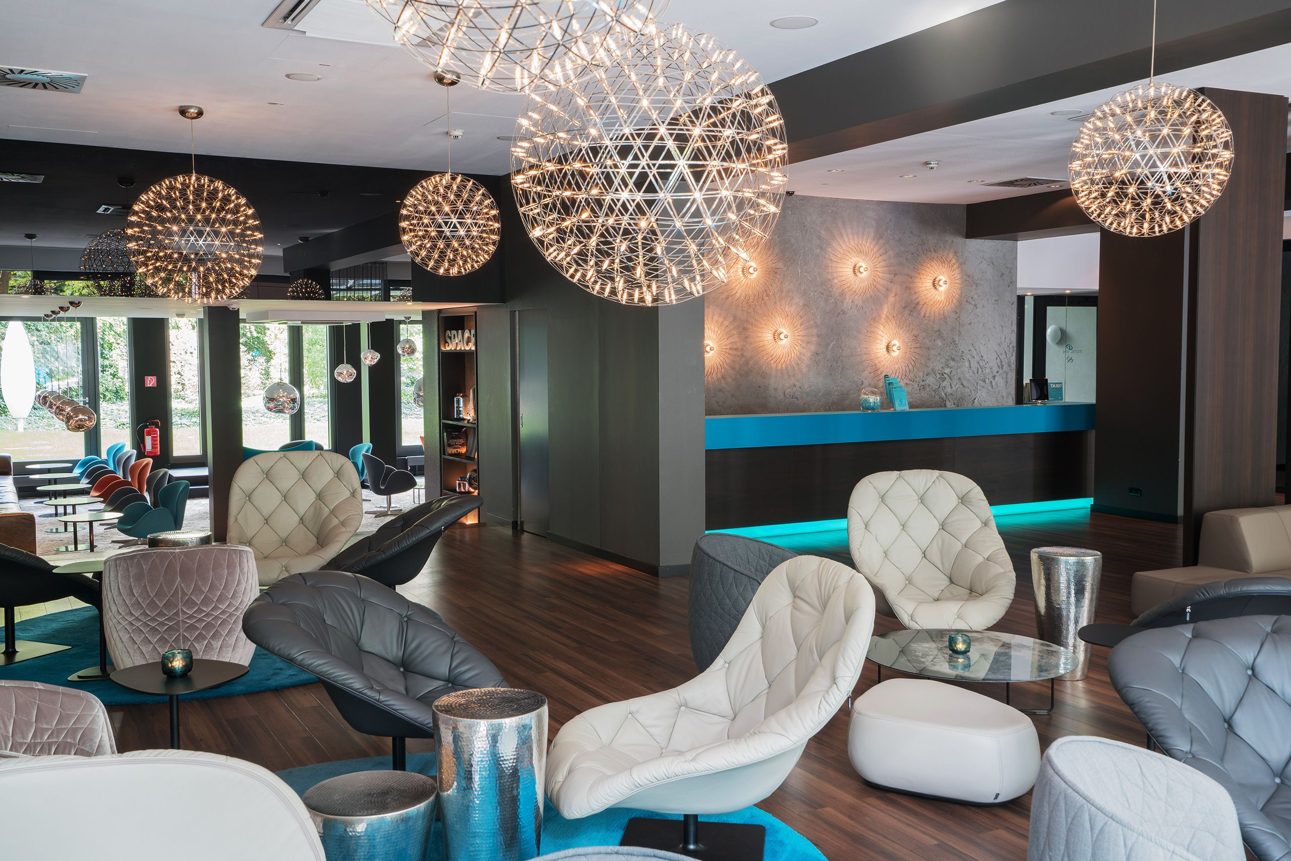 Hotel Berlin Tiergarten Motel One Blick in die helle Lounge sowie auf die Rezeption