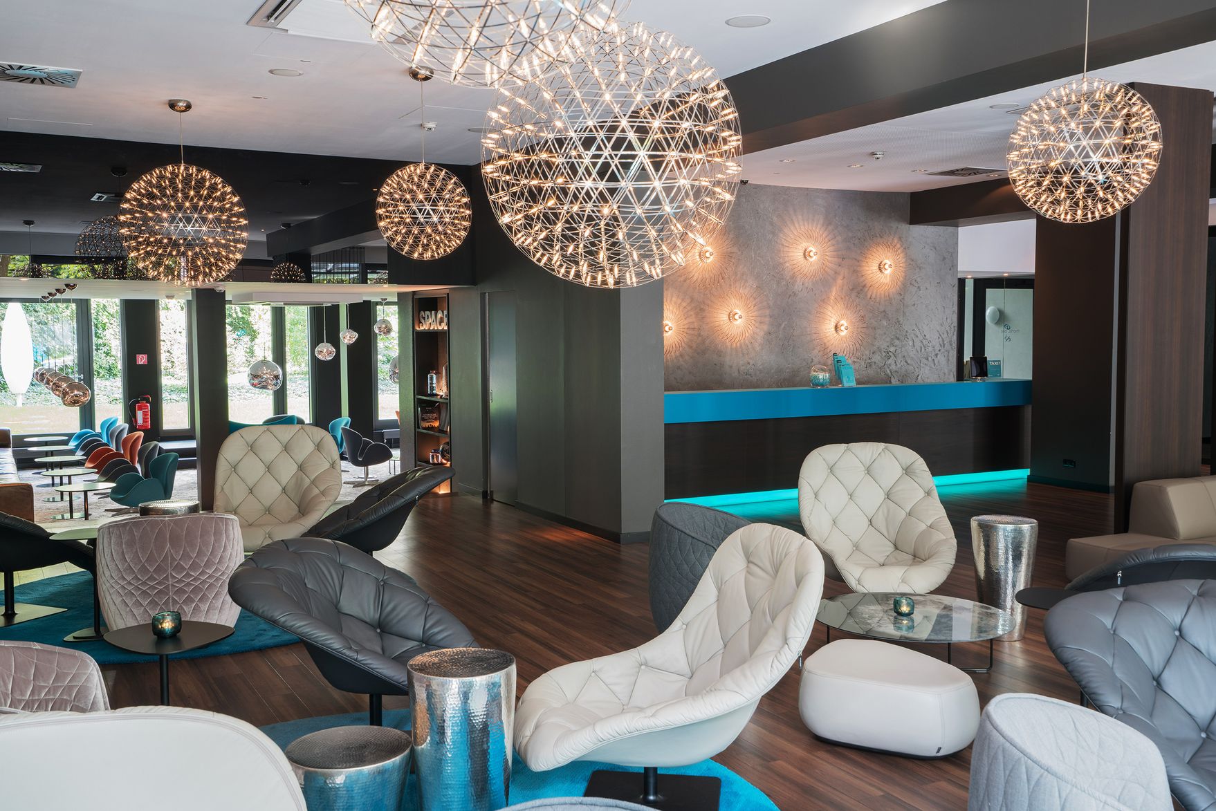 Hotel Berlin Tiergarten Motel One Blick in die helle Lounge sowie auf die Rezeption