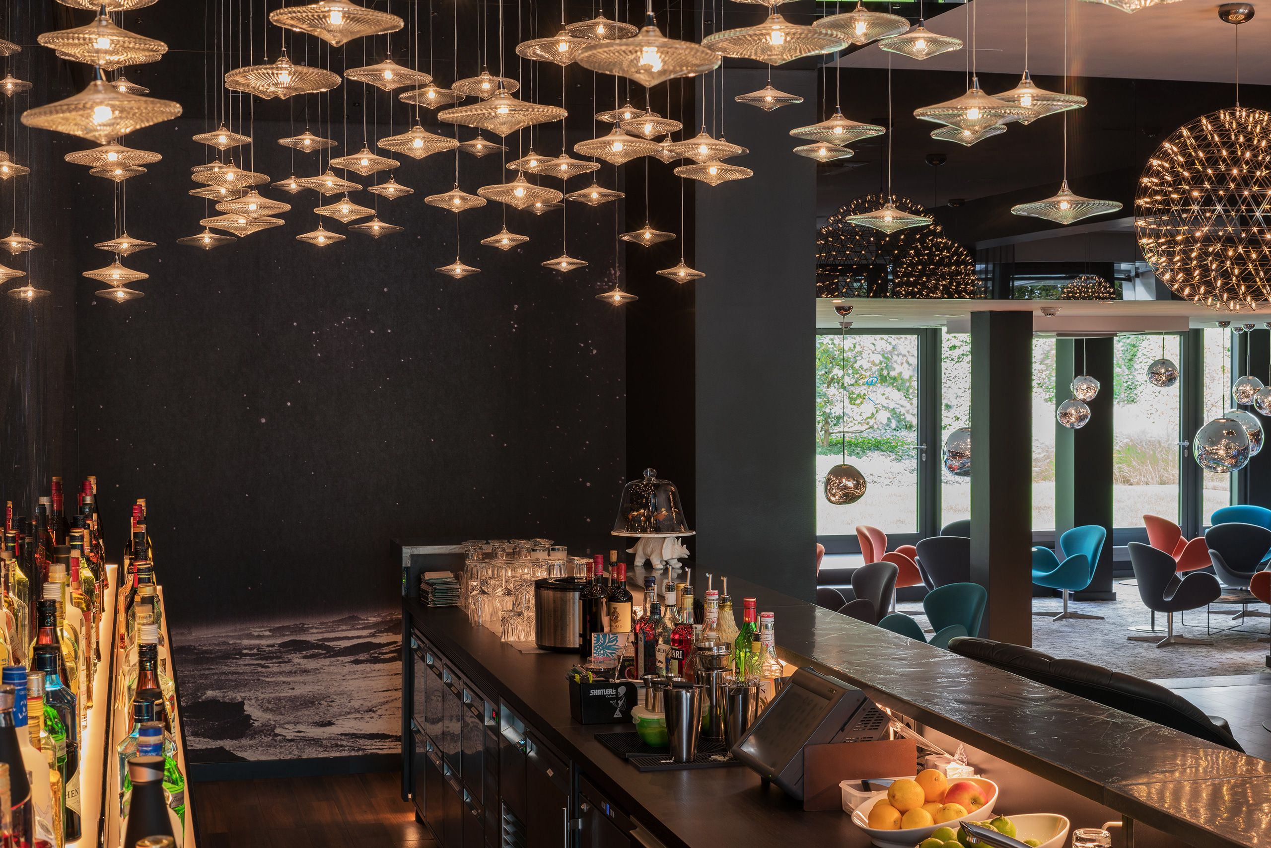 Designhotel Berlin Tiergarten Motel One Blick von der großen Bar in die lichtdurchflutete Lounge mit Sesseln und Tischen