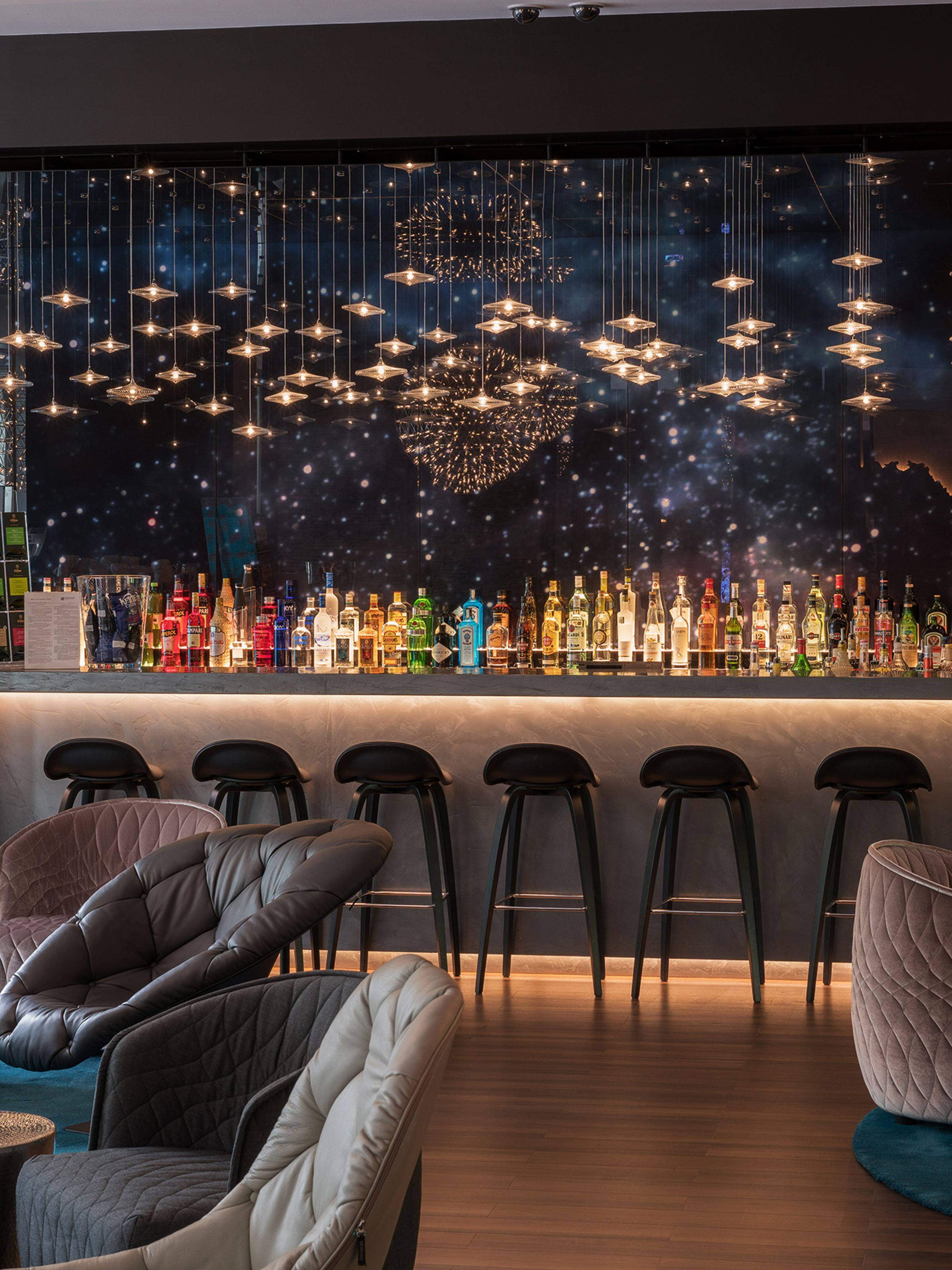 designhotel Berlin Tiergarten Motel One lounge with armchairs and tables for relaxing, as well as a large bar with several bar stools