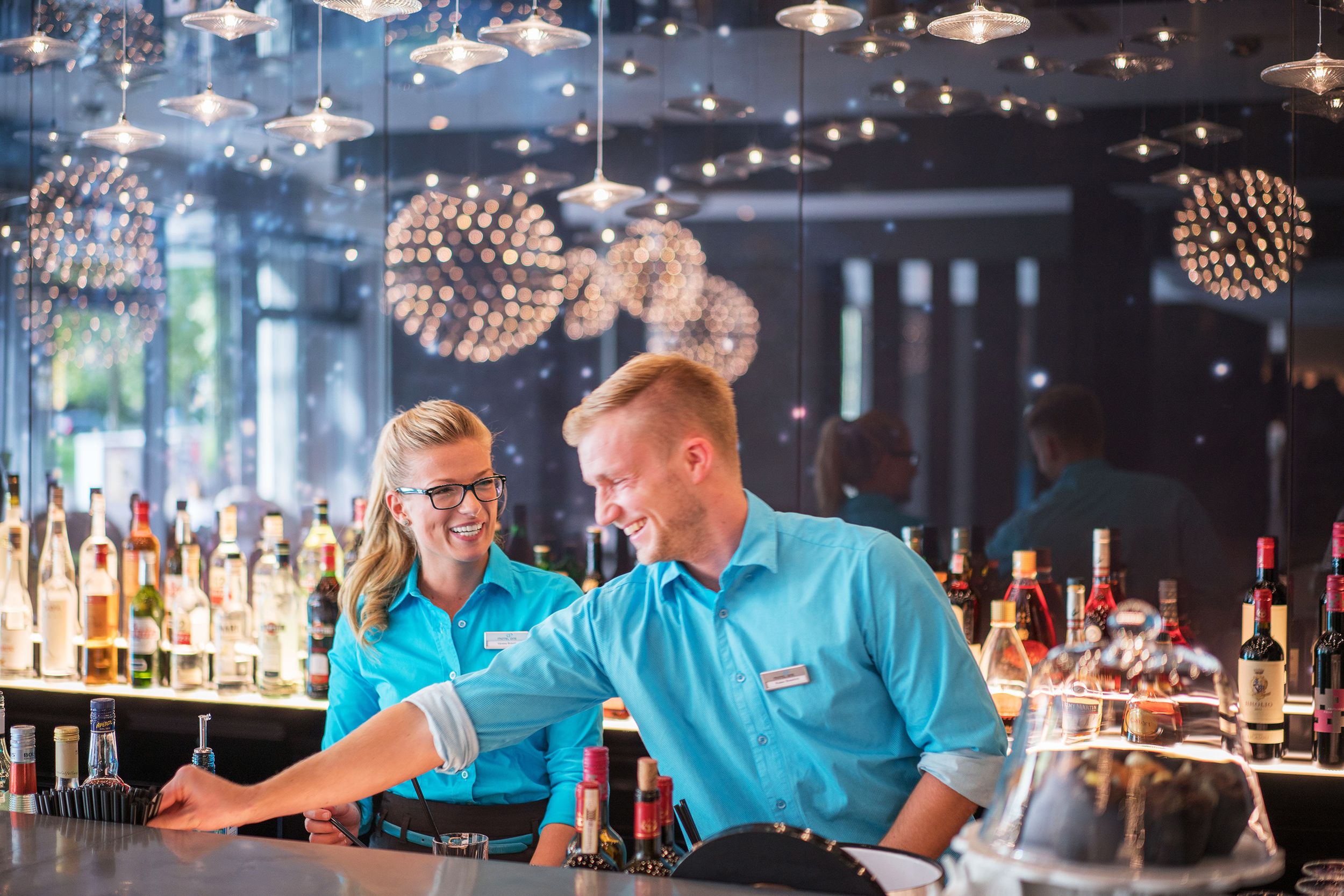 Hotel Berlin Tiergarten Motel One Bar mit zwei Mitarbeitenden bei der Arbeit