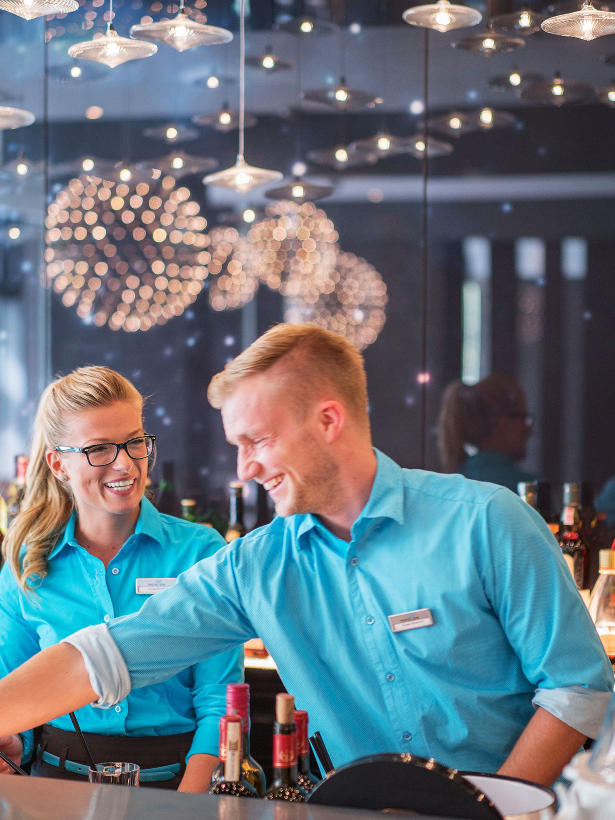 hotel Berlin Tiergarten Motel One bar with two employees at work