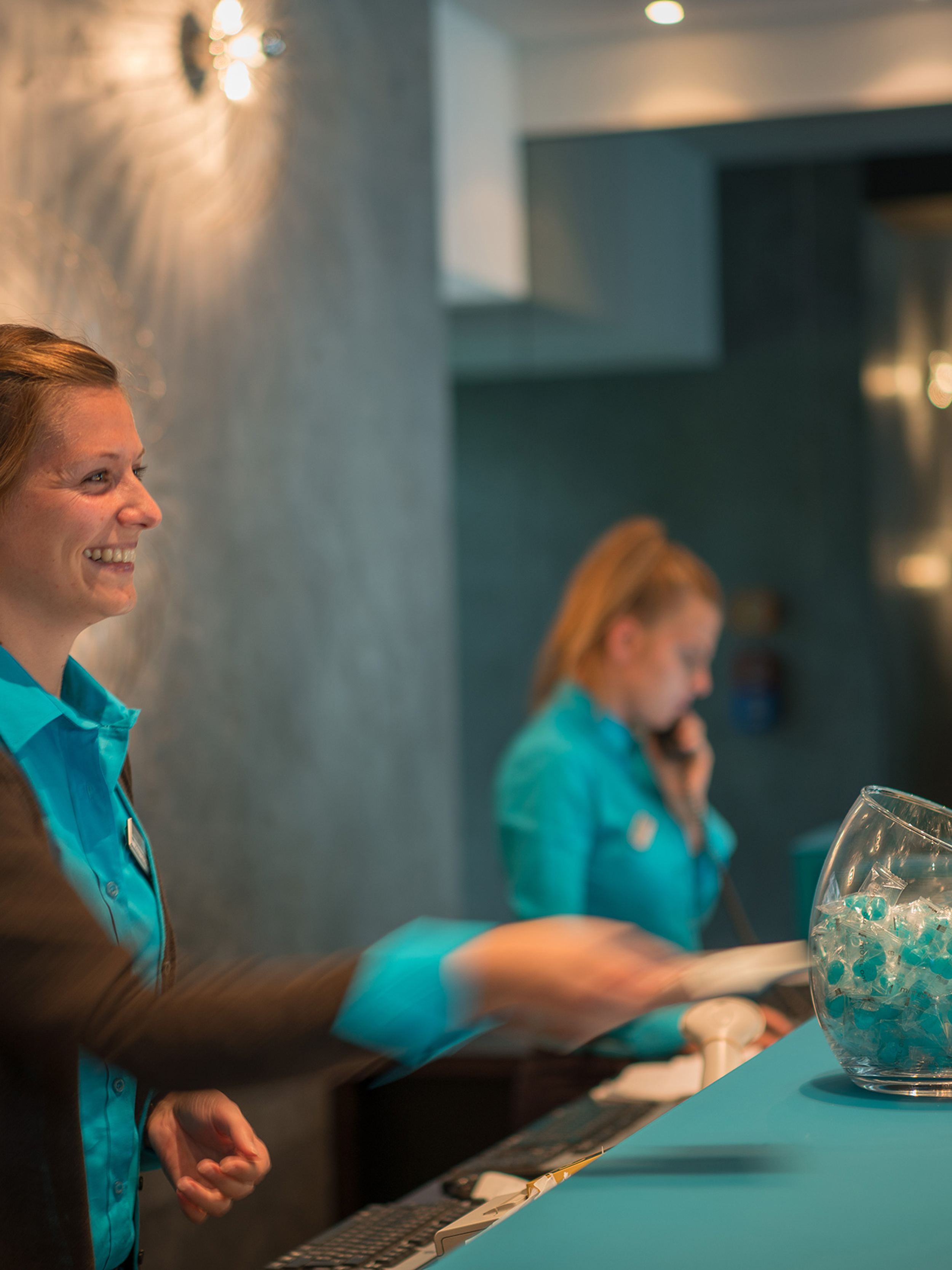 hotel Berlin Tiergarten Motel One reception desk with two employees at work