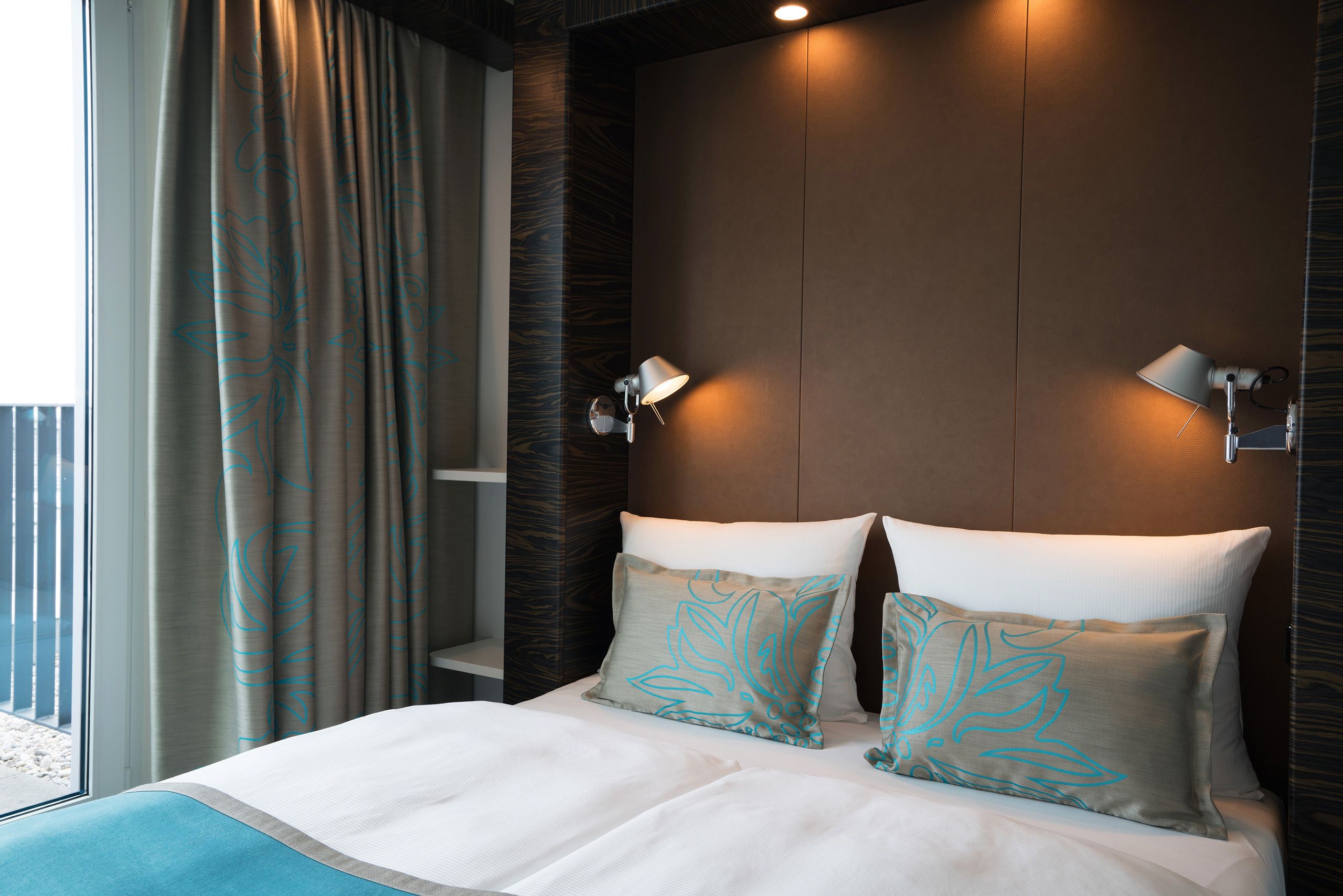 Designhotel Berlin Tiergarten Motel One Zimmer mit Blick auf ein gemütliches Doppelbett