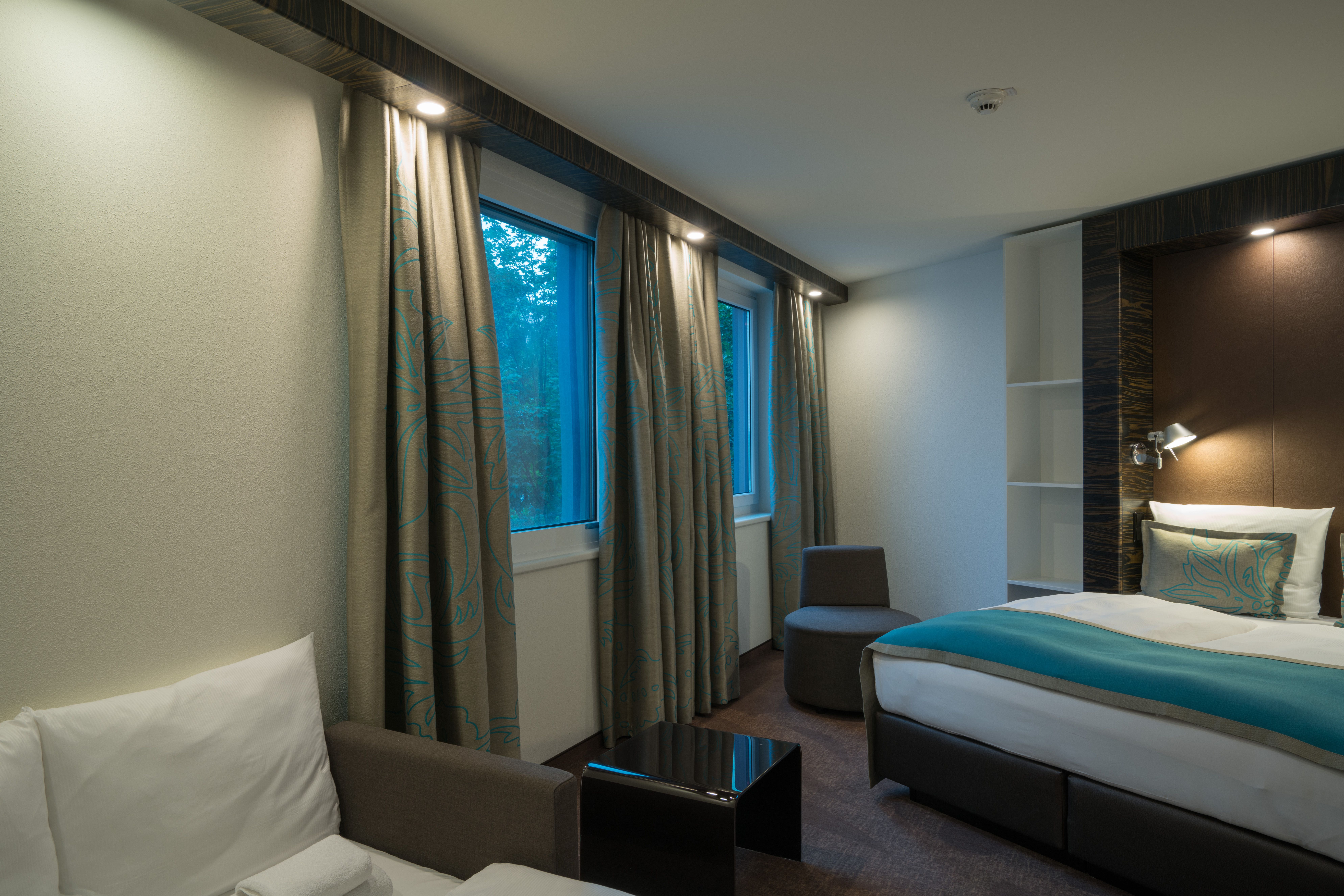 Designhotel Berlin Tiergarten Motel One Zimmer mit Doppelbett, zwei Sesseln und ein Beistelltisch