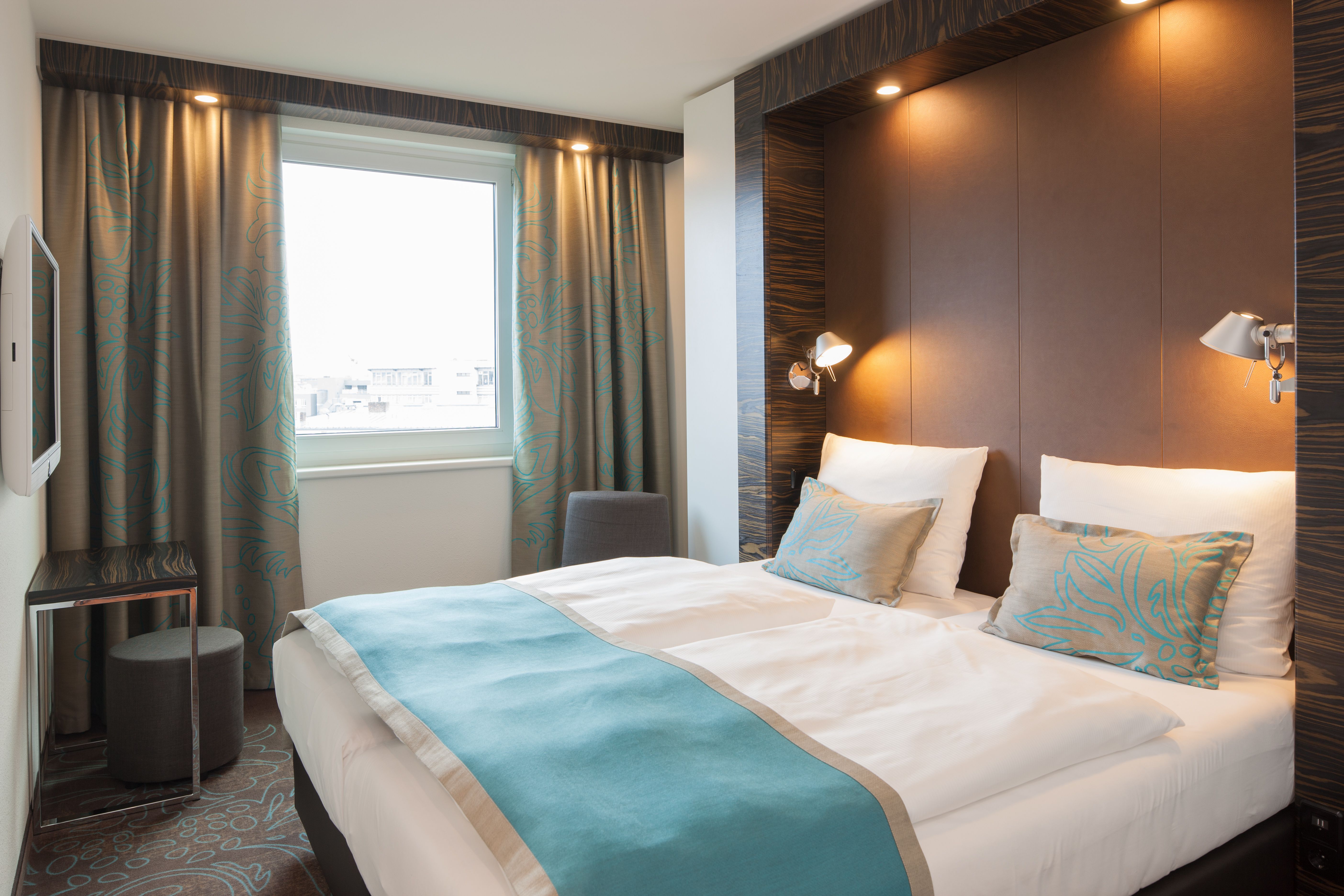 Designhotel Berlin Tiergarten Motel One Blick auf ein geräumiges Doppelbett