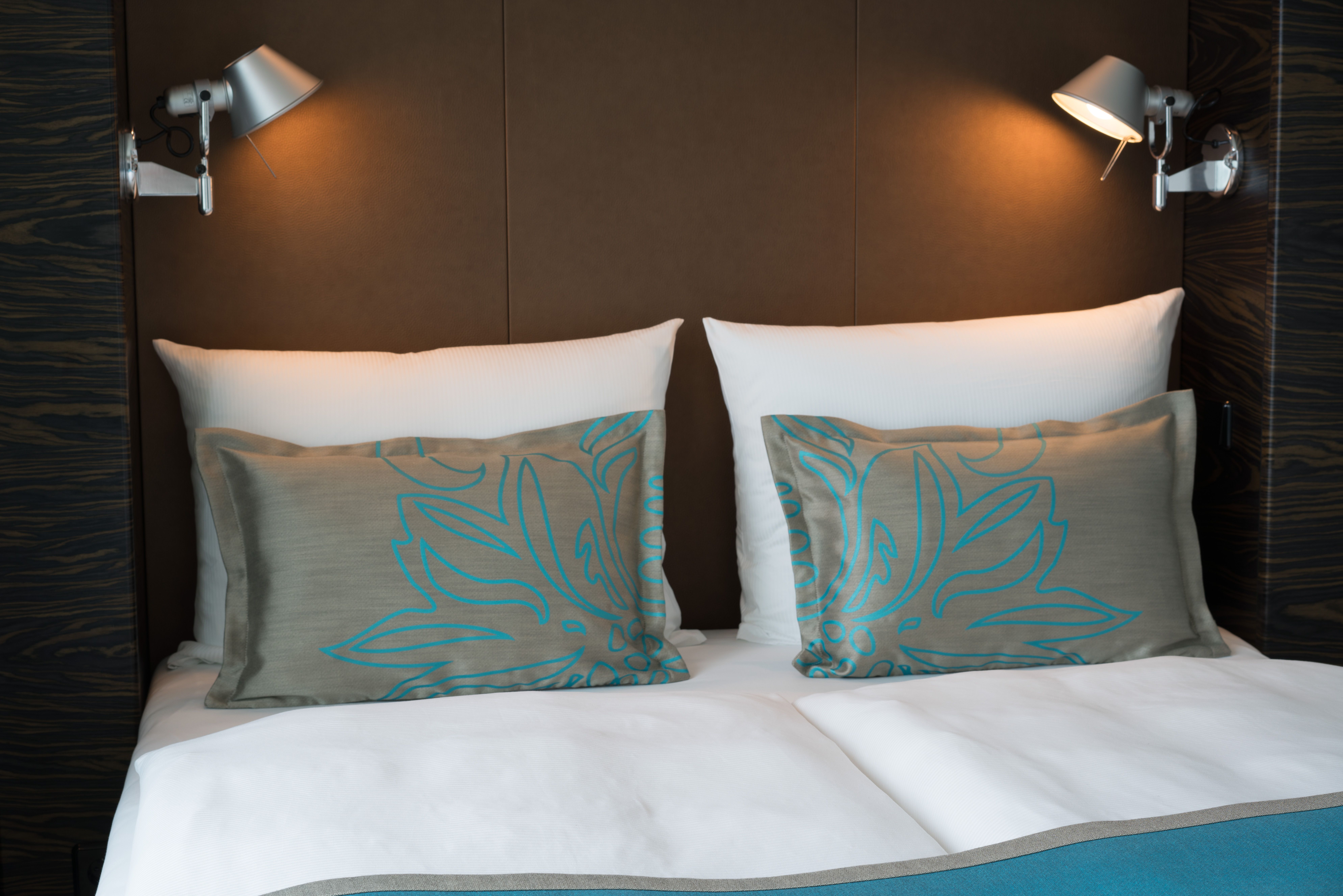 Designhotel Berlin Tiergarten Motel One Zimmer mit Blick auf ein komfortables Doppelbett mit zwei Zierkissen
