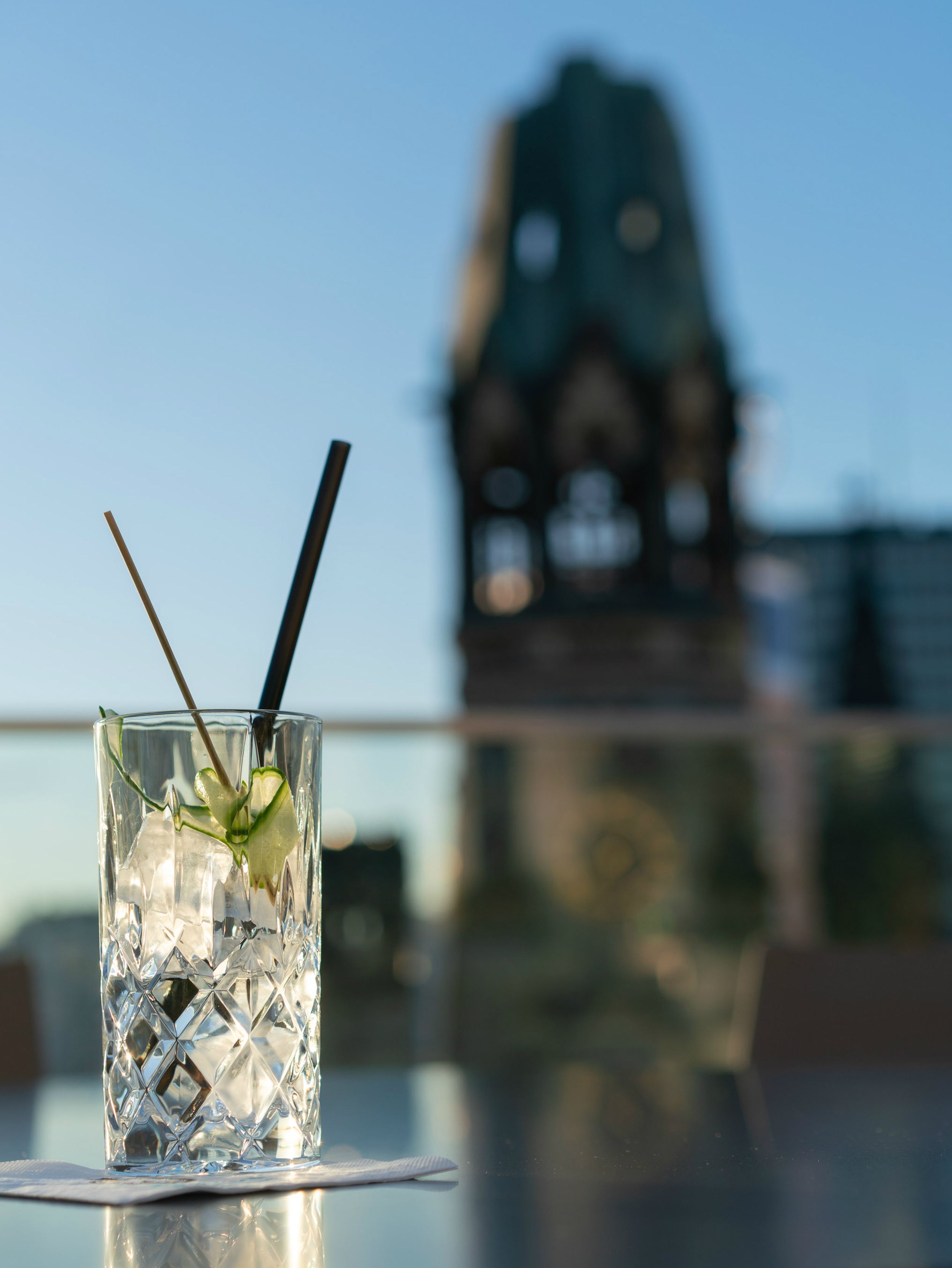 Hotel Berlin Upper West Motel One Getränk auf einem Tisch auf der Dachterrasse des Hotels