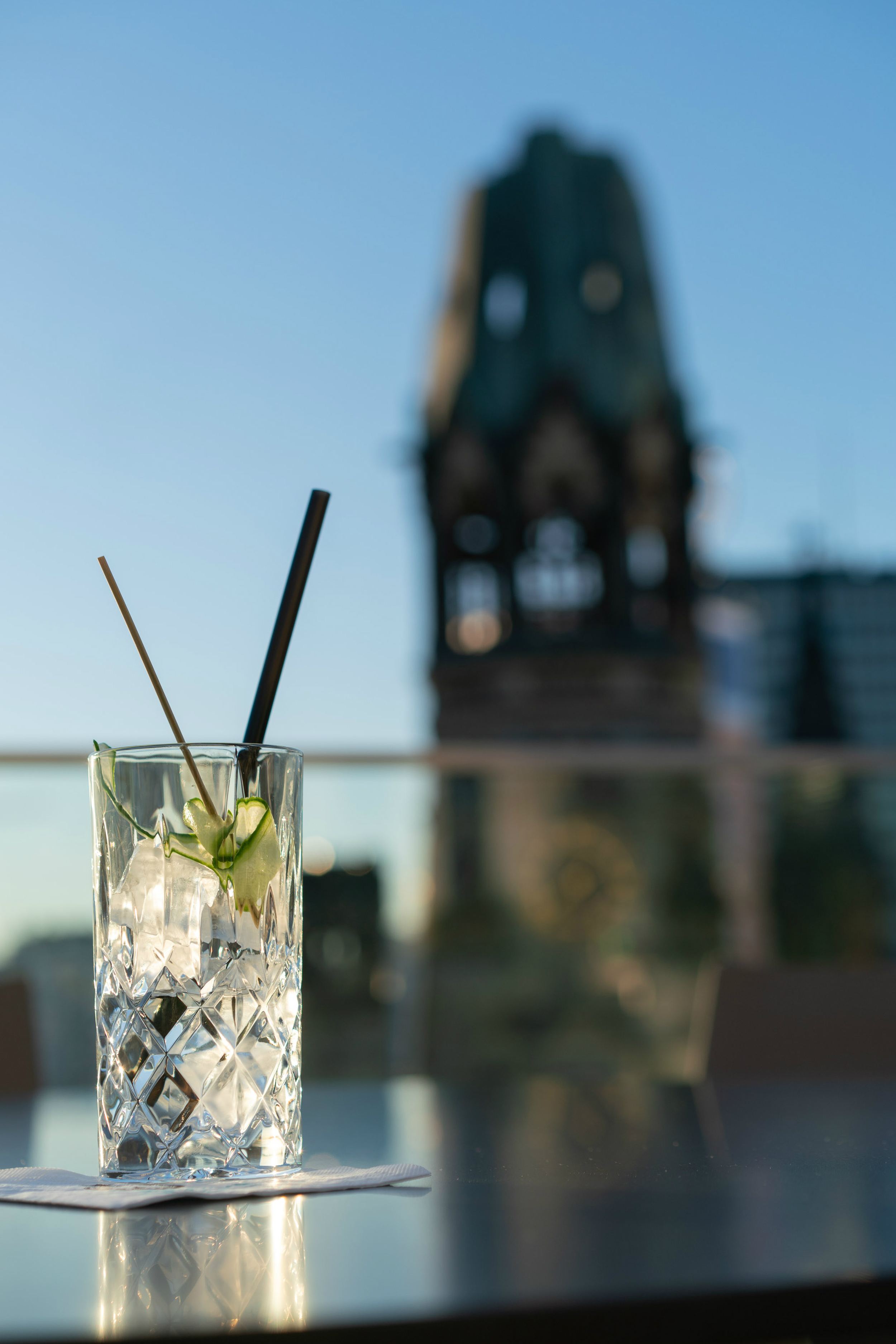 Hotel Berlin Upper West Motel One Getränk auf einem Tisch auf der Dachterrasse des Hotels