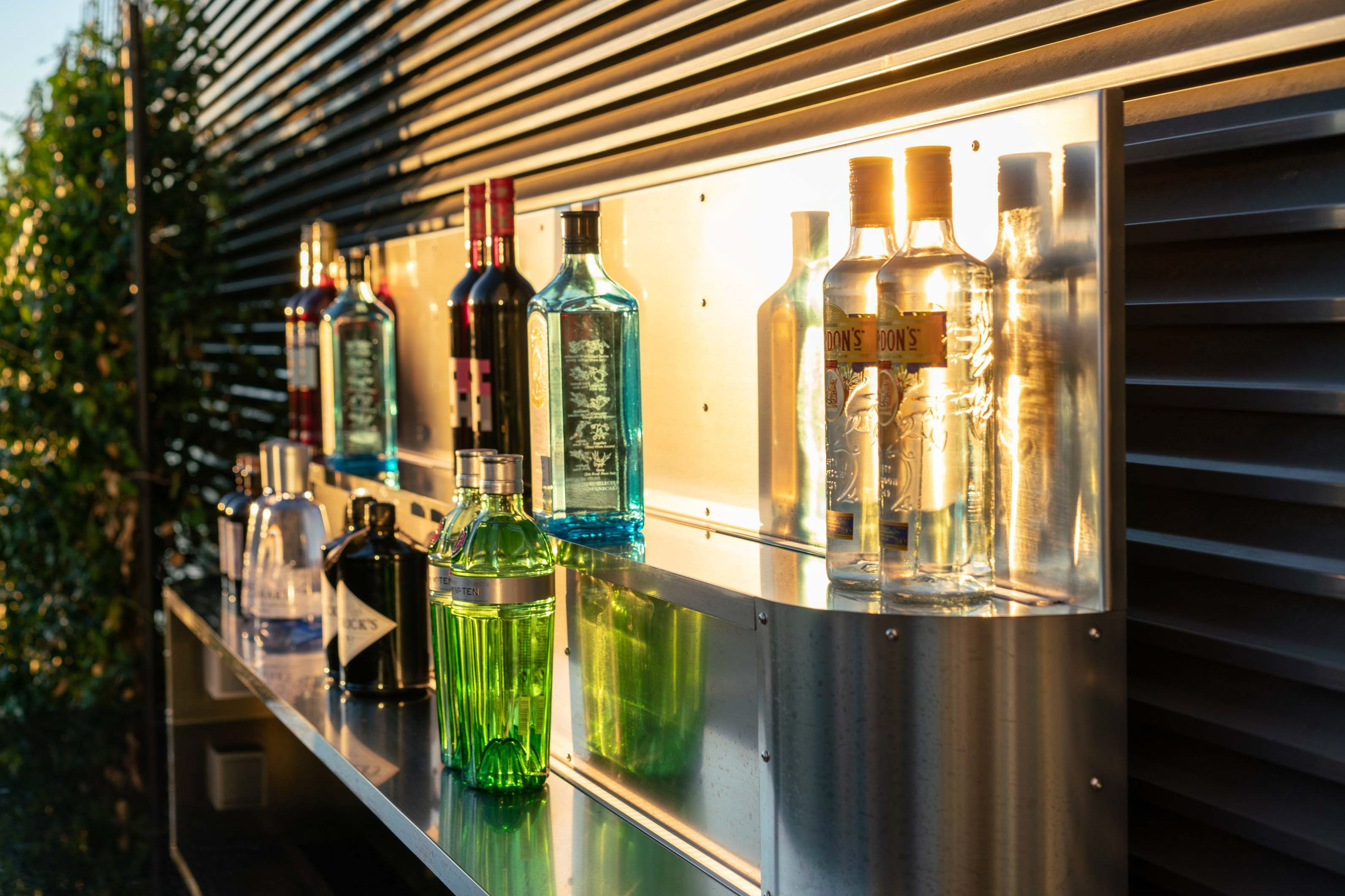 Hotel Berlin Upper West Motel One Dachterrasse mit Blick auf mehrere Spirituosen im Sonnenlicht