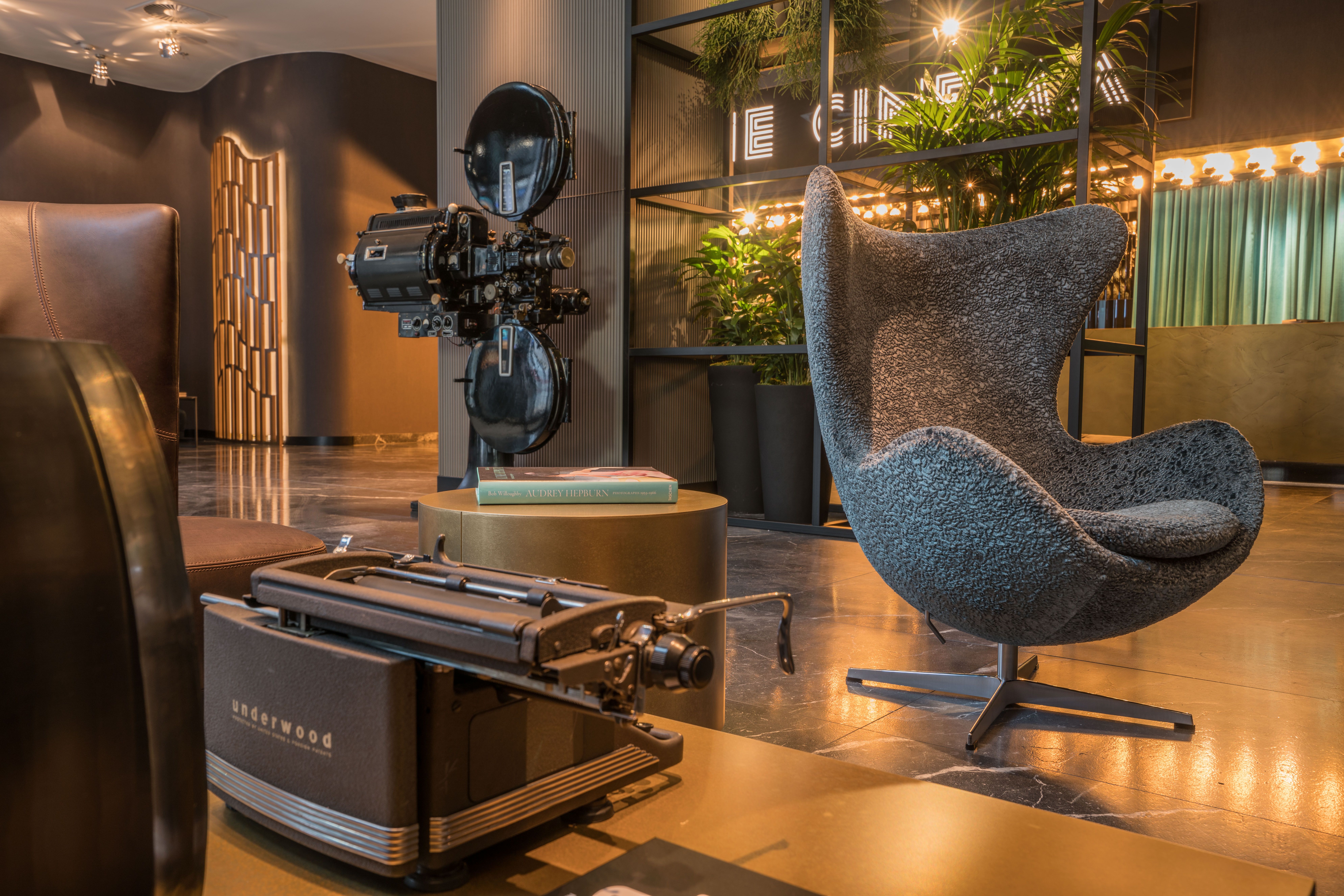 Hotel Berlin Upper West Motel One Lounge mit Egg Chair sowie großer Filmkamera