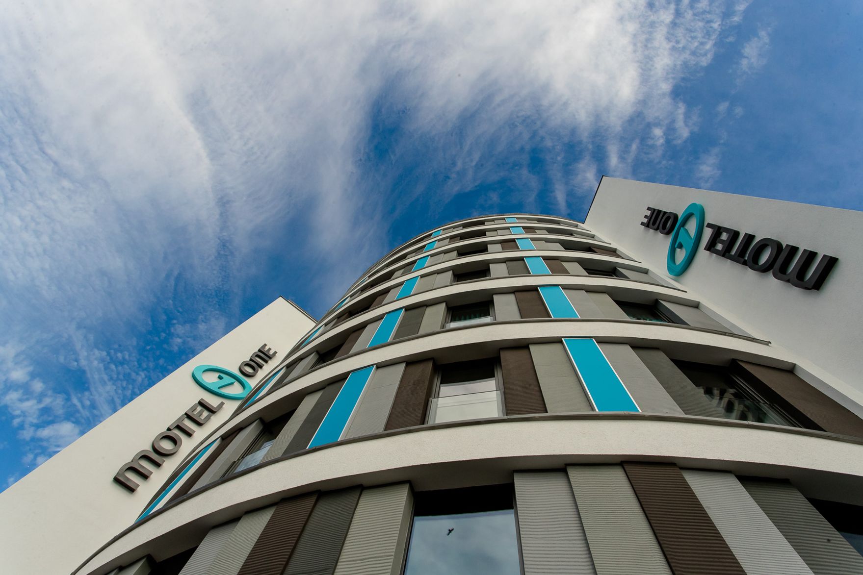 Hotel Bonn Beethoven Motel One Fassade mit Logo