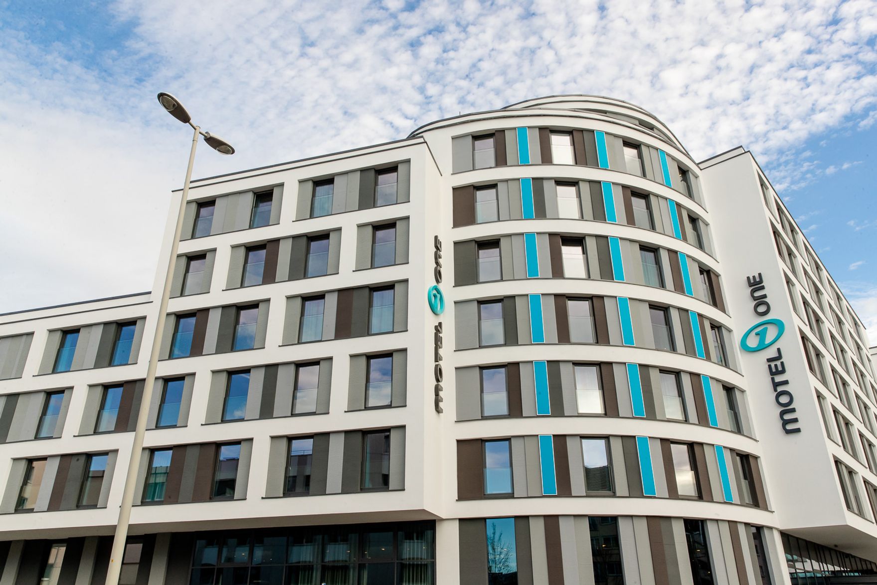 Hotel Bonn Beethoven Motel One Blick auf das große Gebäude mit vielen Fenstern