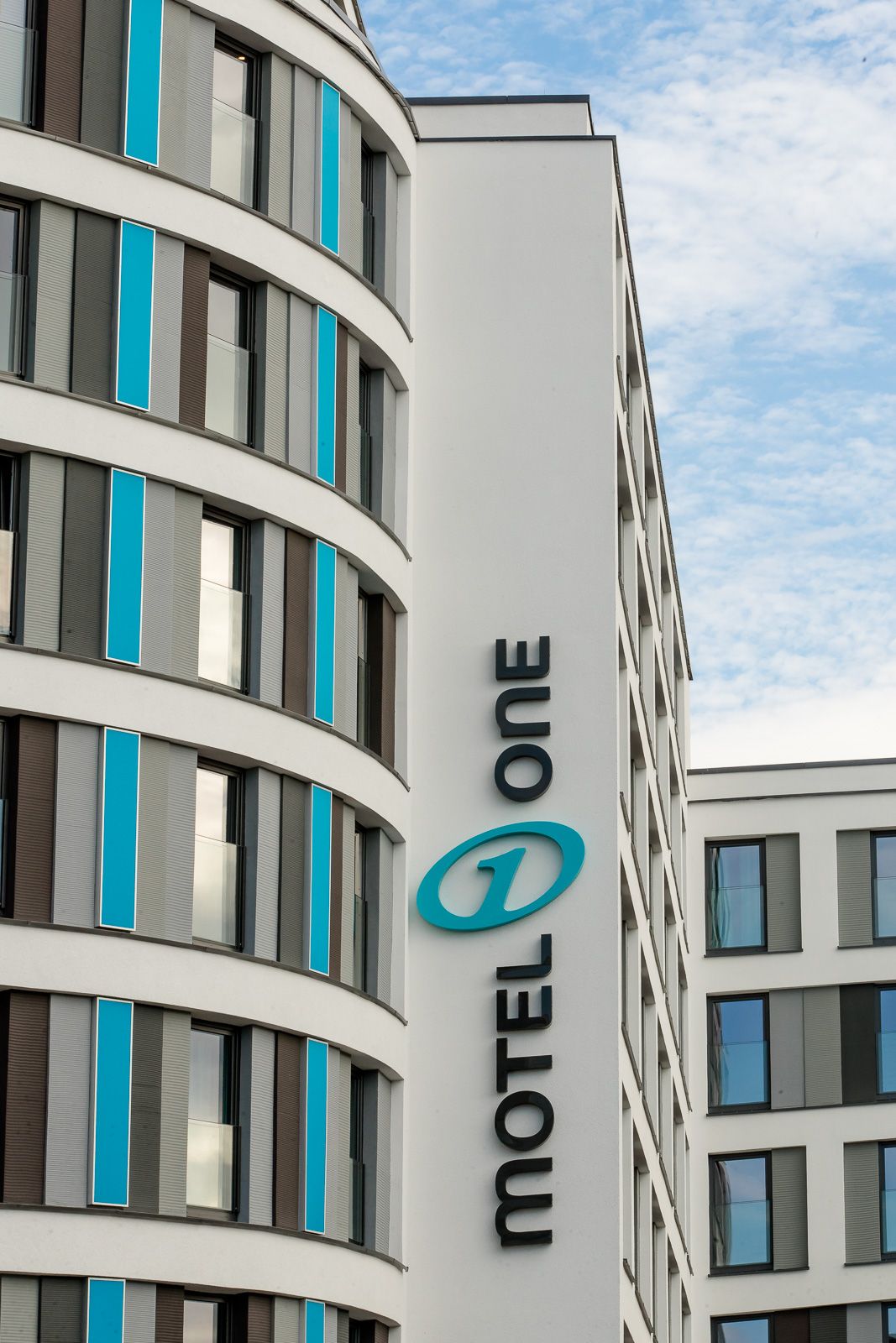 Designhotel Bonn Beethoven Motel One Blick auf das Gebäude sowie das Logo