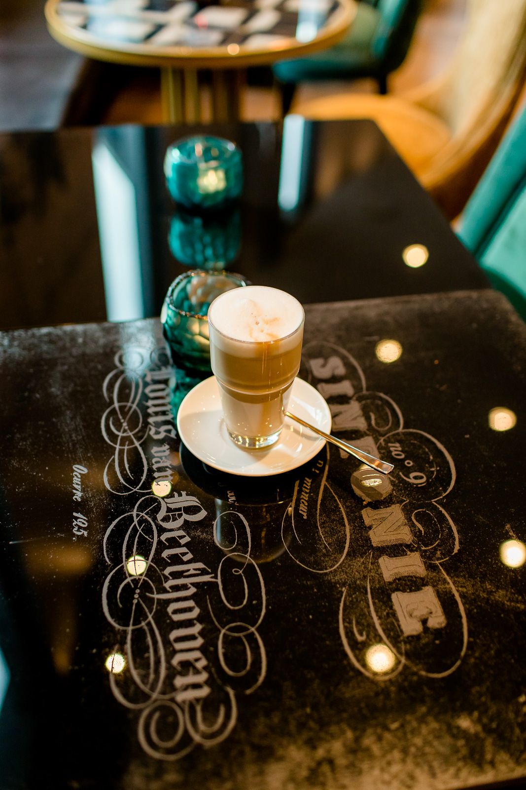 Hotel Bonn Beethoven Motel One Blick von oben auf einen Latte Macchiato auf einem Tisch in der Lounge
