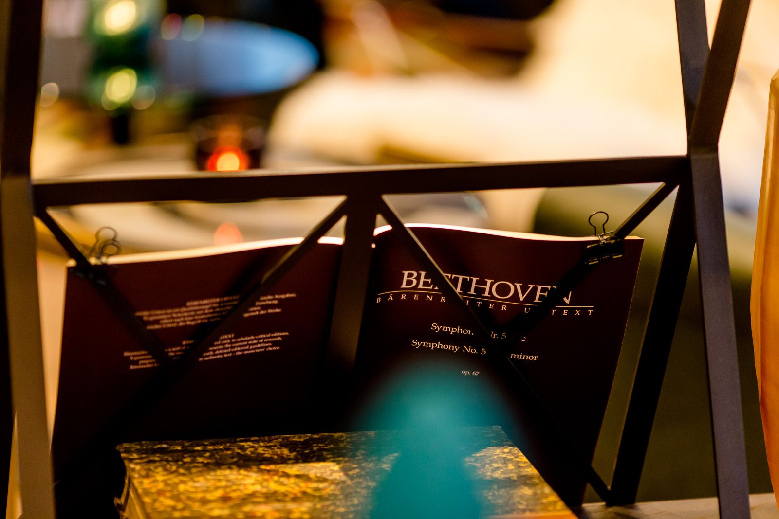Hotel Bonn Beethoven Motel One Nahaufnahme Notenständer mit Notenbuch von Beethoven