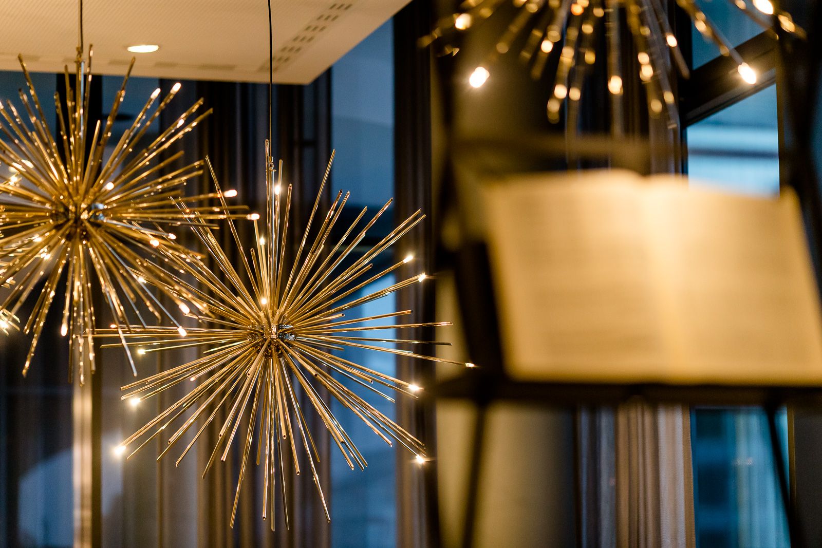 Designhotel Bonn Beethoven Motel One Lounge mit Blick auf große runde Deckenlampen