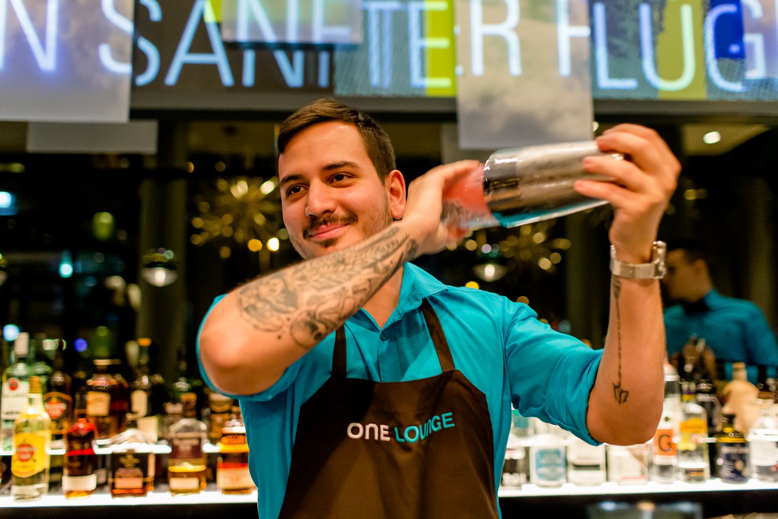 Hotel Bonn Beethoven Motel One Bar mit Barkeeper beim Shaken eines Drinks