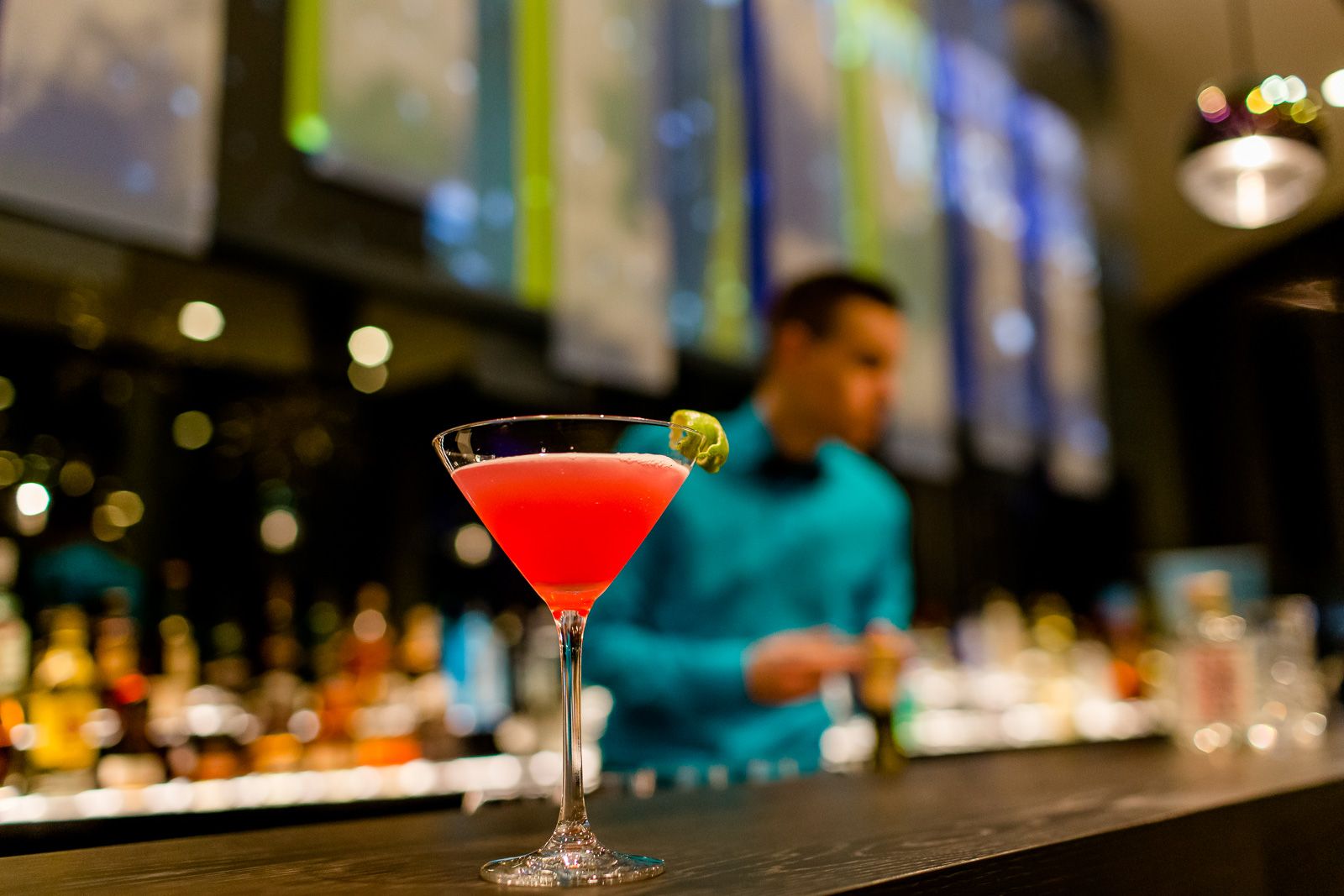 Designhotel Bonn Beethoven Motel One Bar mit Fokus auf einen roten Cocktail