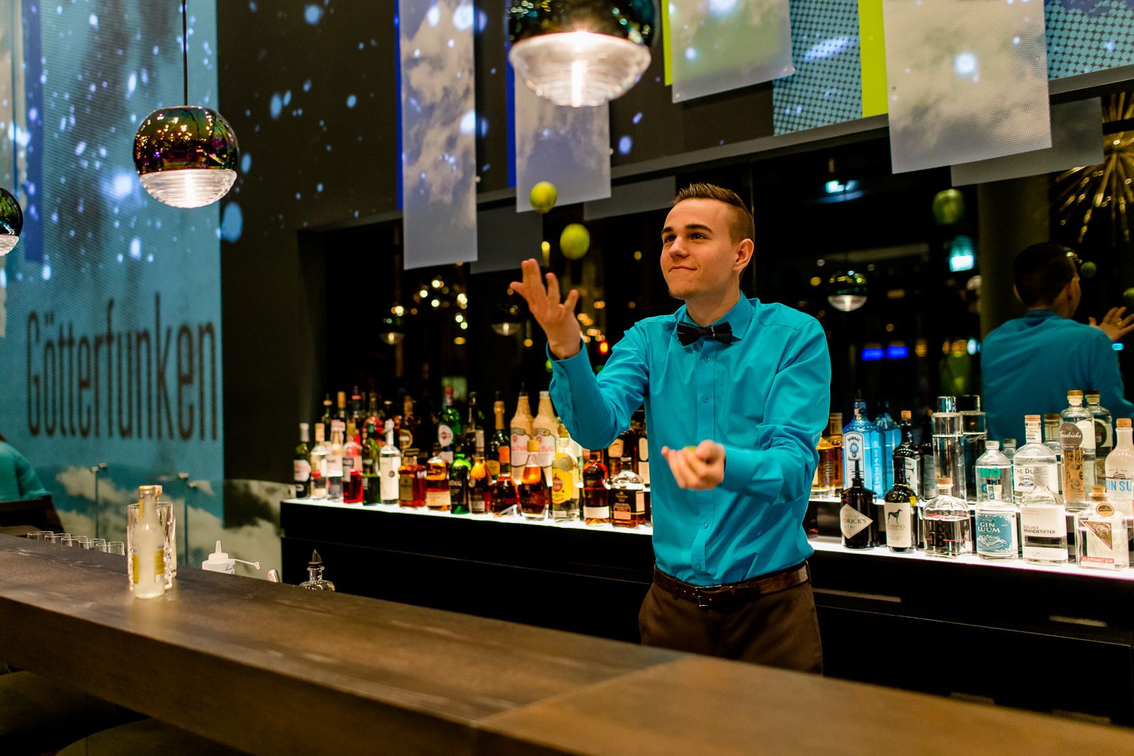 Designhotel Bonn Beethoven Motel One Barkeeper hinter der Bar während der Arbeit
