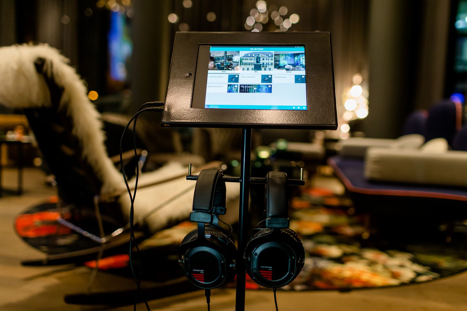 Hotel Bonn Beethoven Motel One Nahaufnahme auf ein Tablet mit Musikauswahl von Beethoven und zwei Kopfhörer