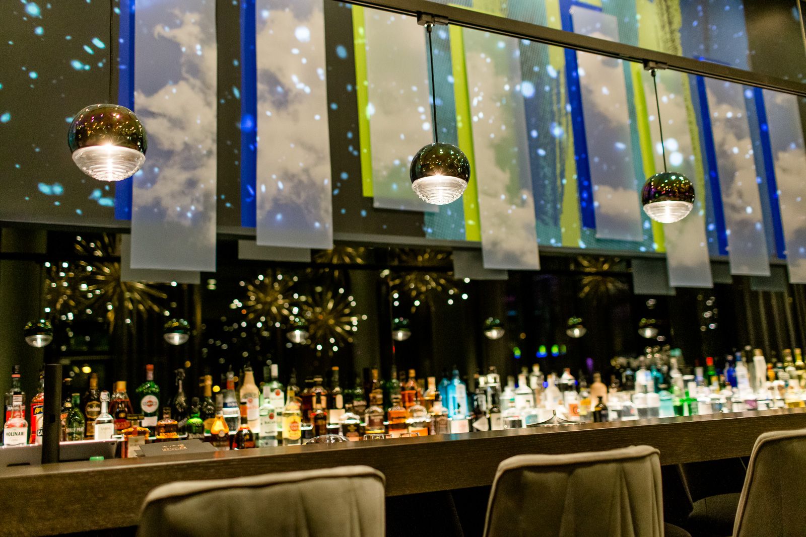 Hotel Bonn Beethoven Motel One Blick auf die große Bar mit Barhockern an der Theke im Vordergrund