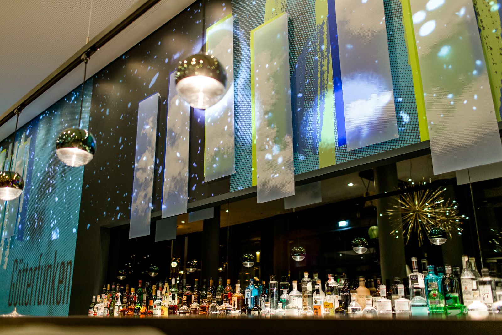 Designhotel Bonn Beethoven Motel One Blick auf die Bar und Spirituosen