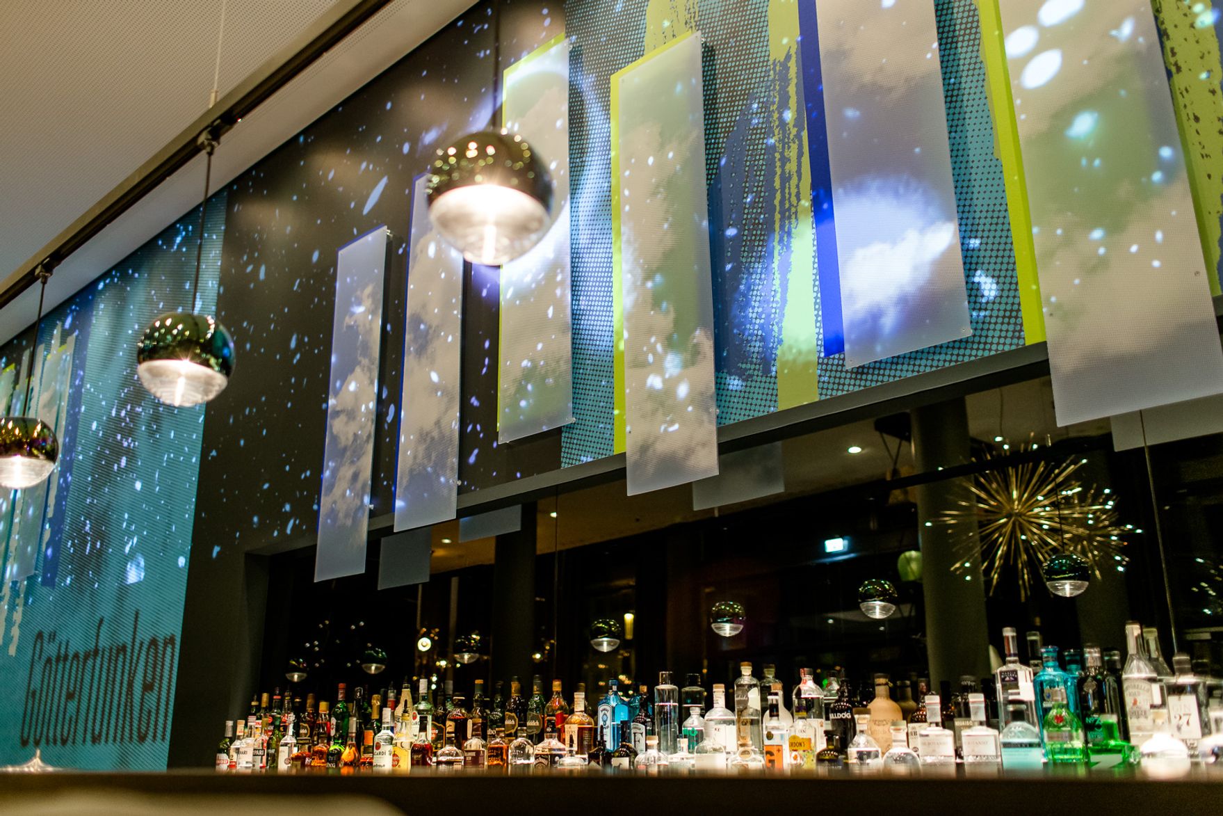 Designhotel Bonn Beethoven Motel One Blick auf die Bar und Spirituosen