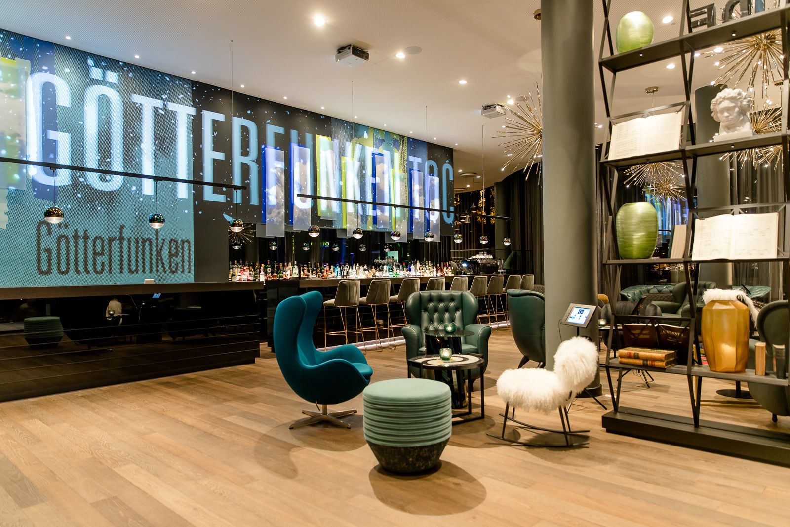 Hotel Bonn Beethoven Motel One große Lounge mit vielen Sesseln zum Verweilen sowie lange Bar im Hintergrund