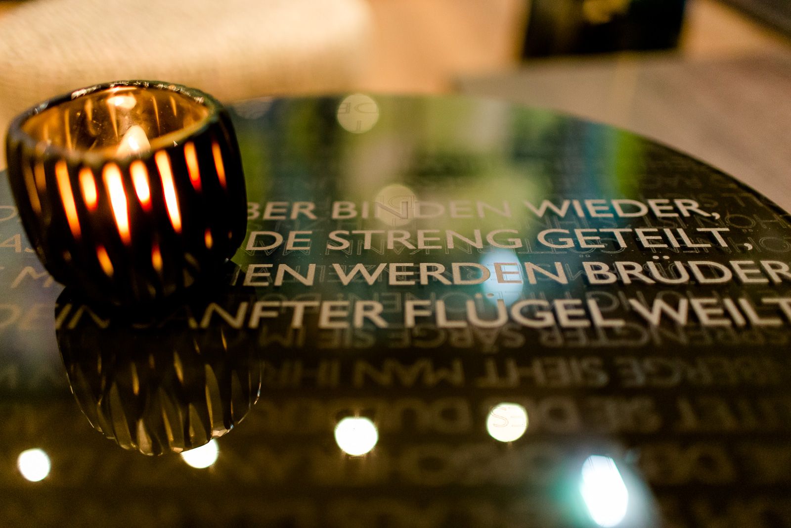 Designhotel Bonn Beethoven Motel One Nahaufnahme auf einen Tisch mit Teelicht