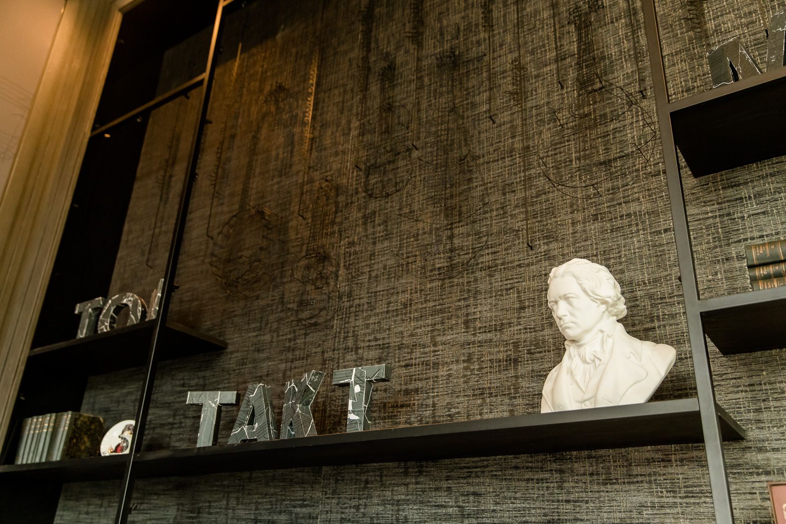 Hotel Bonn Beethoven Motel One Nahaufnahme Regal mit Beethovenfigur