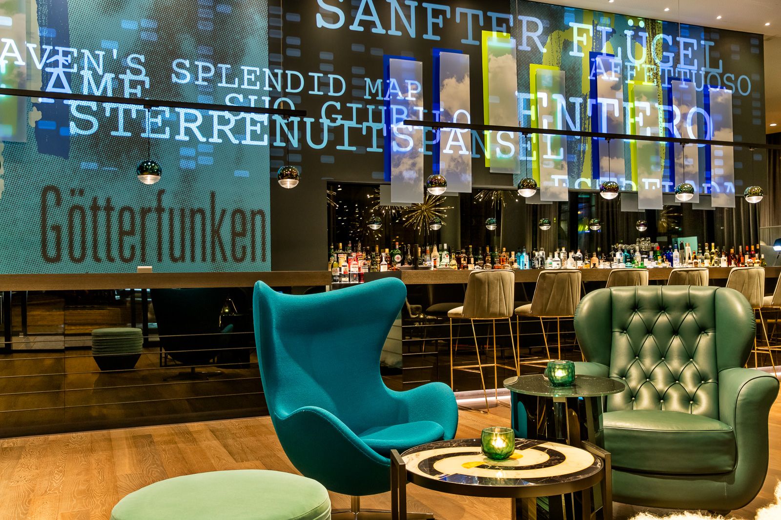 Hotel Bonn Beethoven Motel One Lounge und Bar mit Sitzgelegenheiten sowie großem Egg Chair im Vordergrund