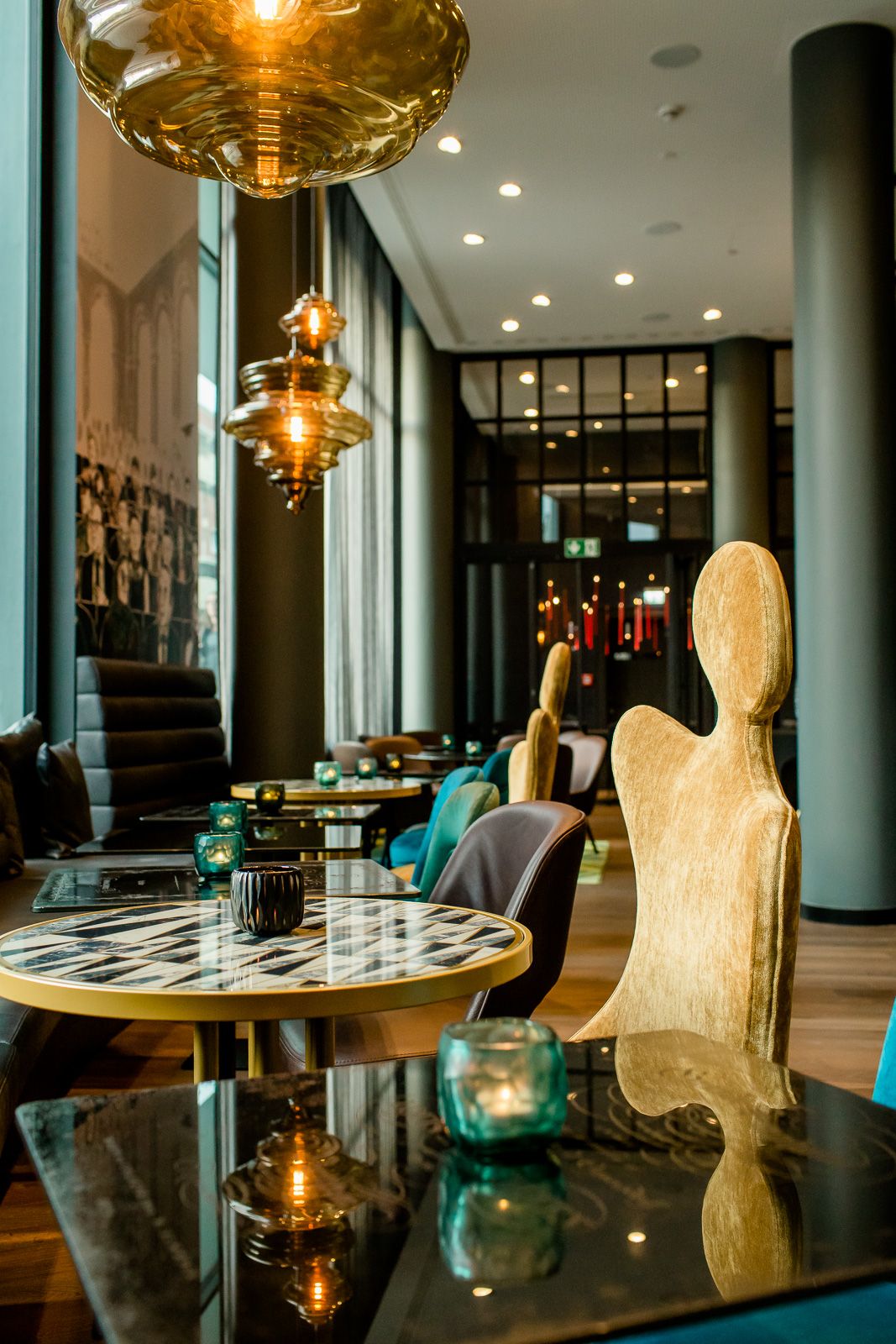 Hotel Bonn Beethoven Motel One helle Lounge mit mehreren Tischen und Stühlen 
