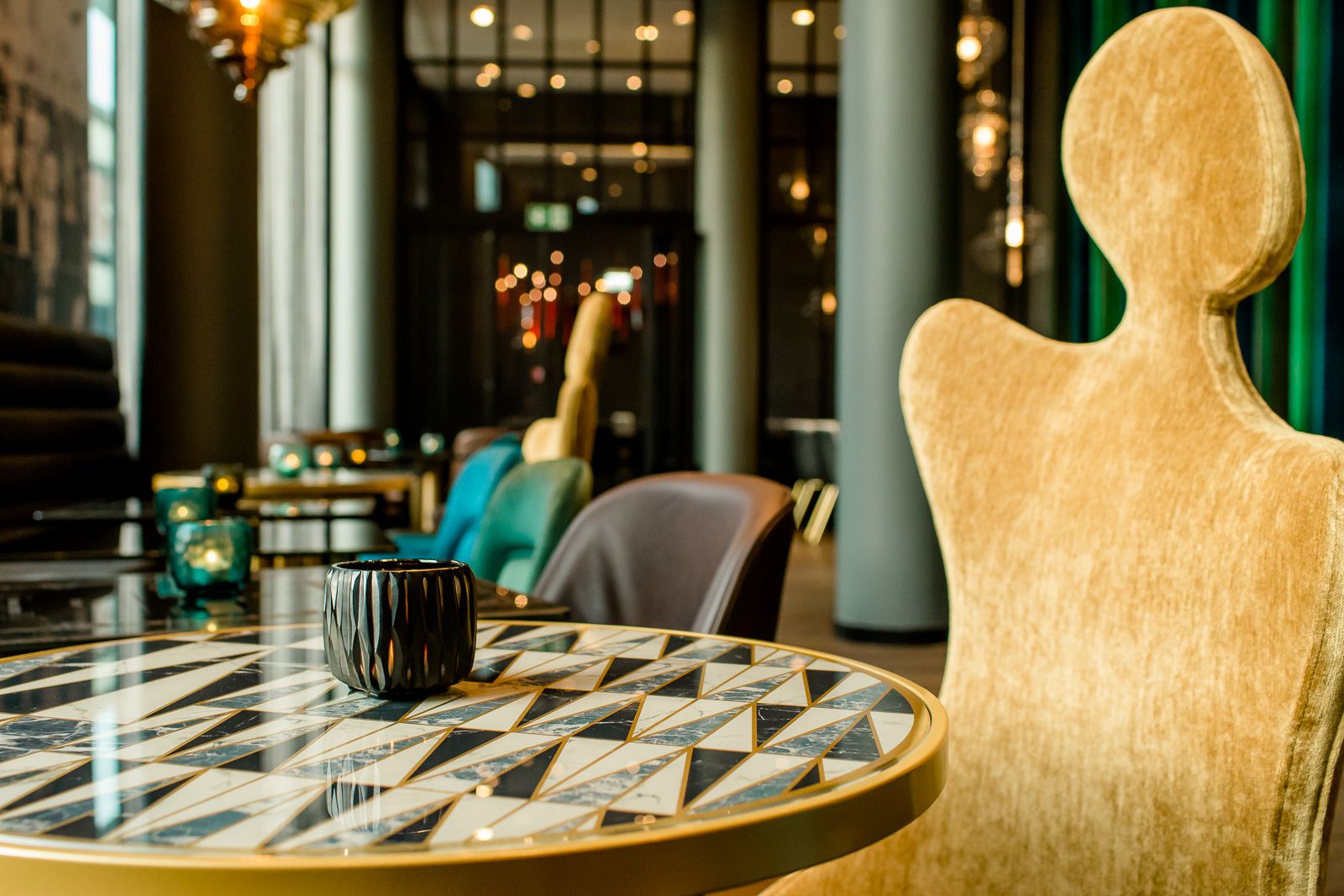 Hotel Bonn Beethoven Motel One Nahaufnahme auf einen Tisch und Stuhl in heller Lounge