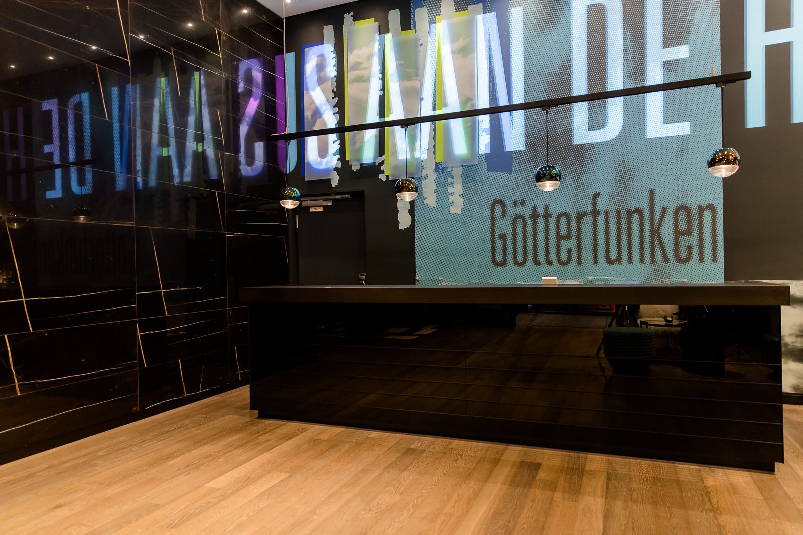 Designhotel Bonn Beethoven Motel One Blick auf die Rezeption