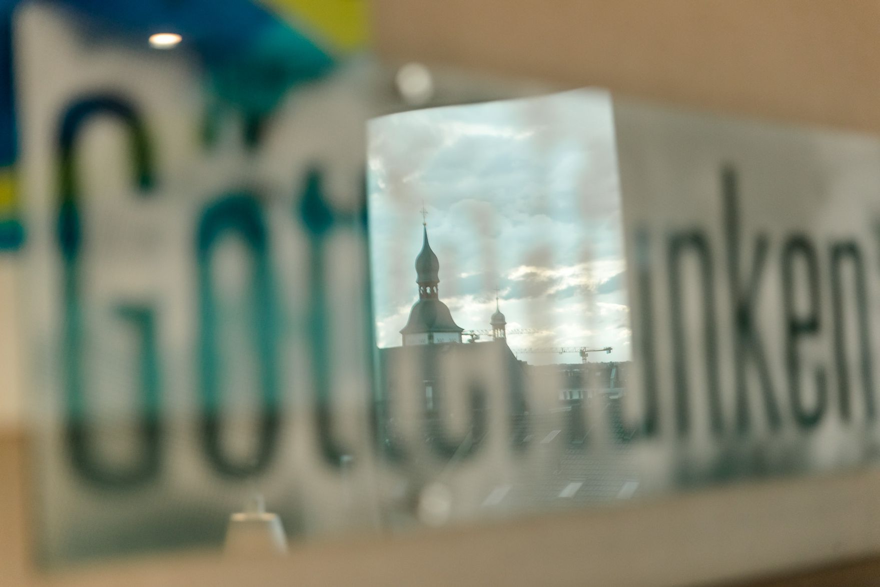 Hotel Bonn Beethoven Motel One Blick durch eine Glasscheibe auf die Aufschrift Götterfunken an der Wand