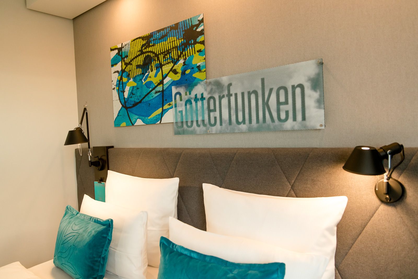 Hotel Bonn Beethoven Motel One Zimmer mit Blick auf das Kopfteil eines Doppelbettes