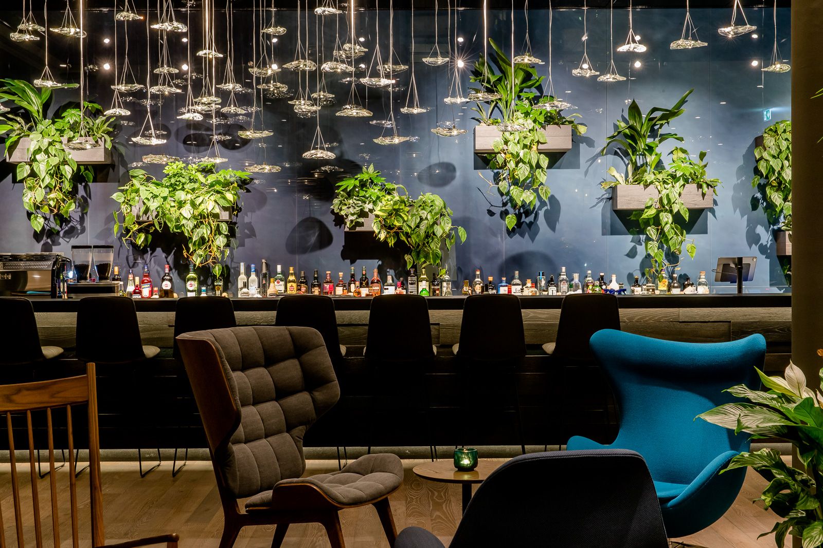 Hotel Bonn Hauptbahnhof Motel One Bar und Lounge mit Sitzgelegenheiten im Vordergrund