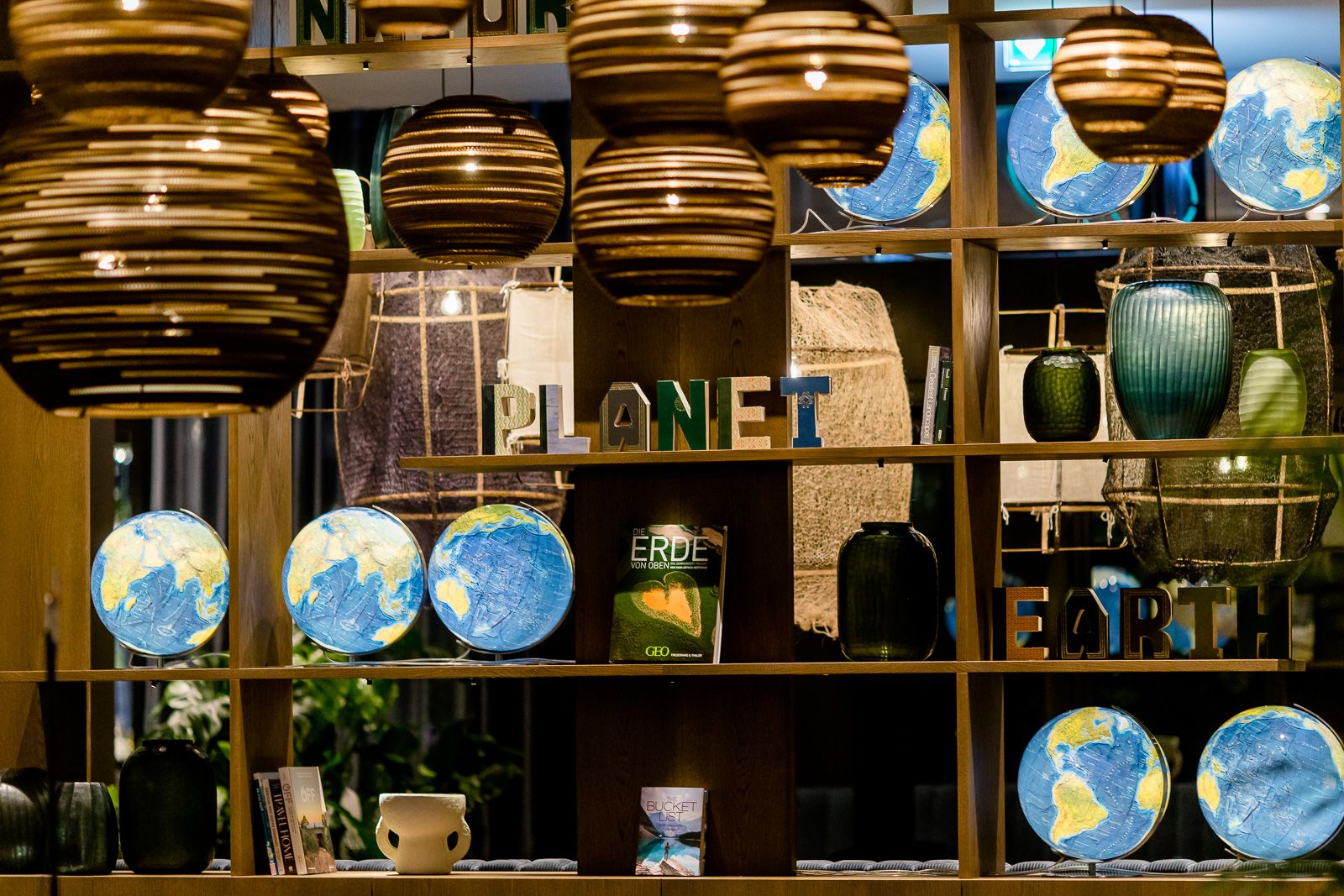Hotel Bonn Hauptbahnhof Motel One Blick auf ein großes Regal mit Dekoration unter dem Motto Planet Erde