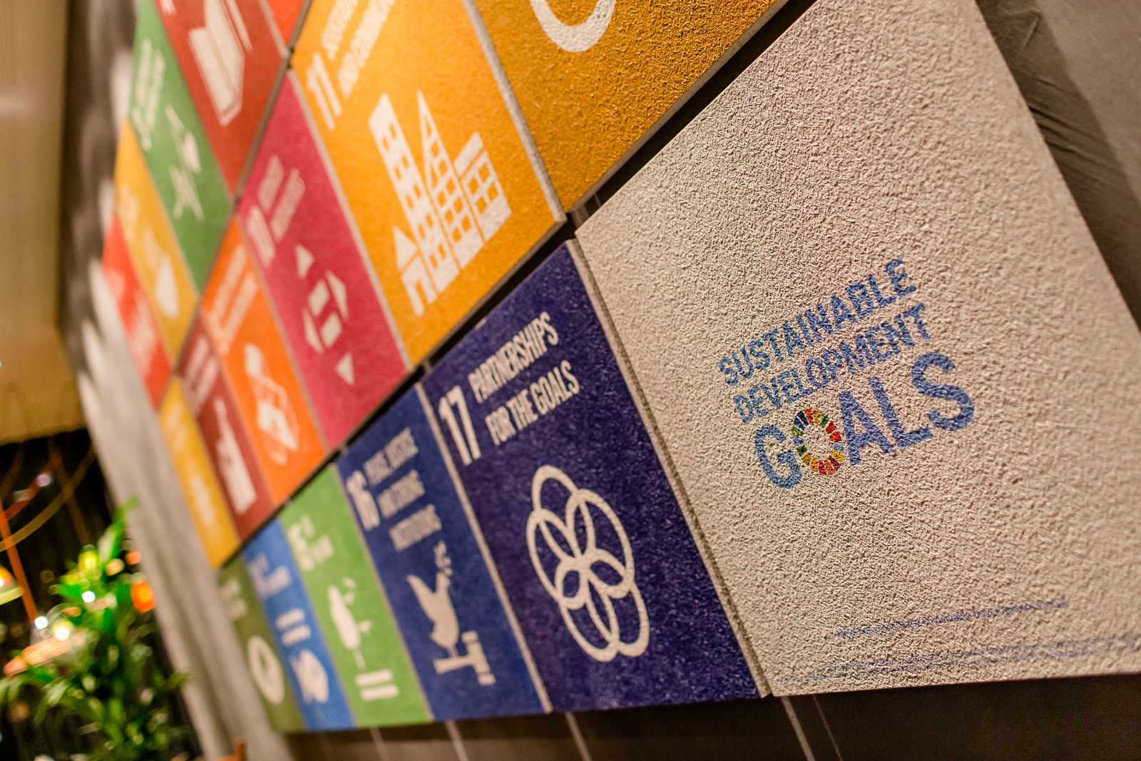 Hotel Bonn Hauptbahnhof Motel One Blick auf eine Wand mit 17 Zielen für Menschen und den Planeten